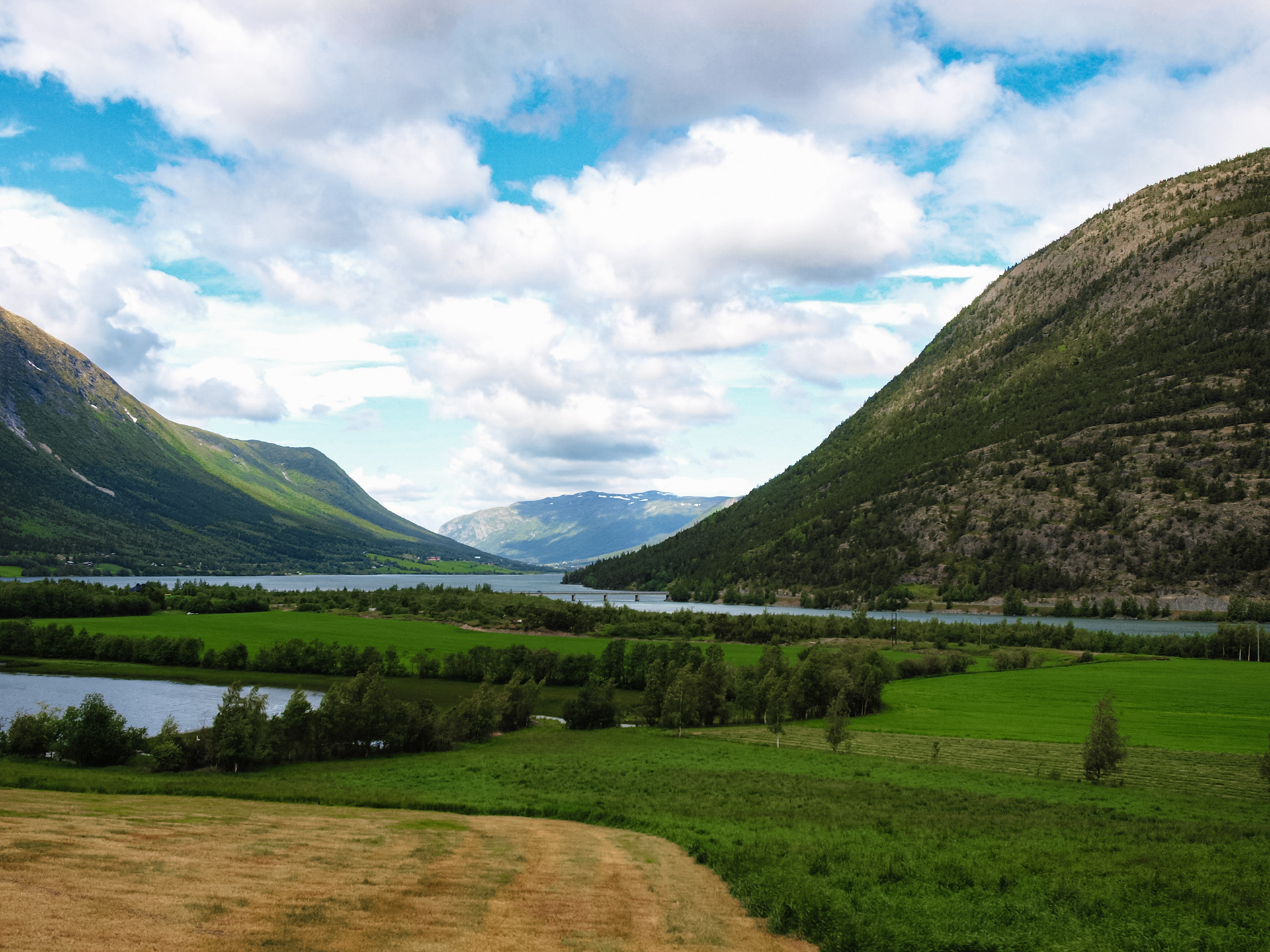 Fjord views on the road to Spiterstulen