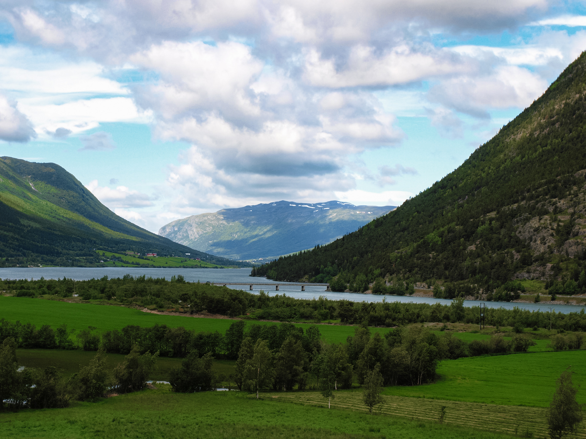 Fjord views on the road to Spiterstulen