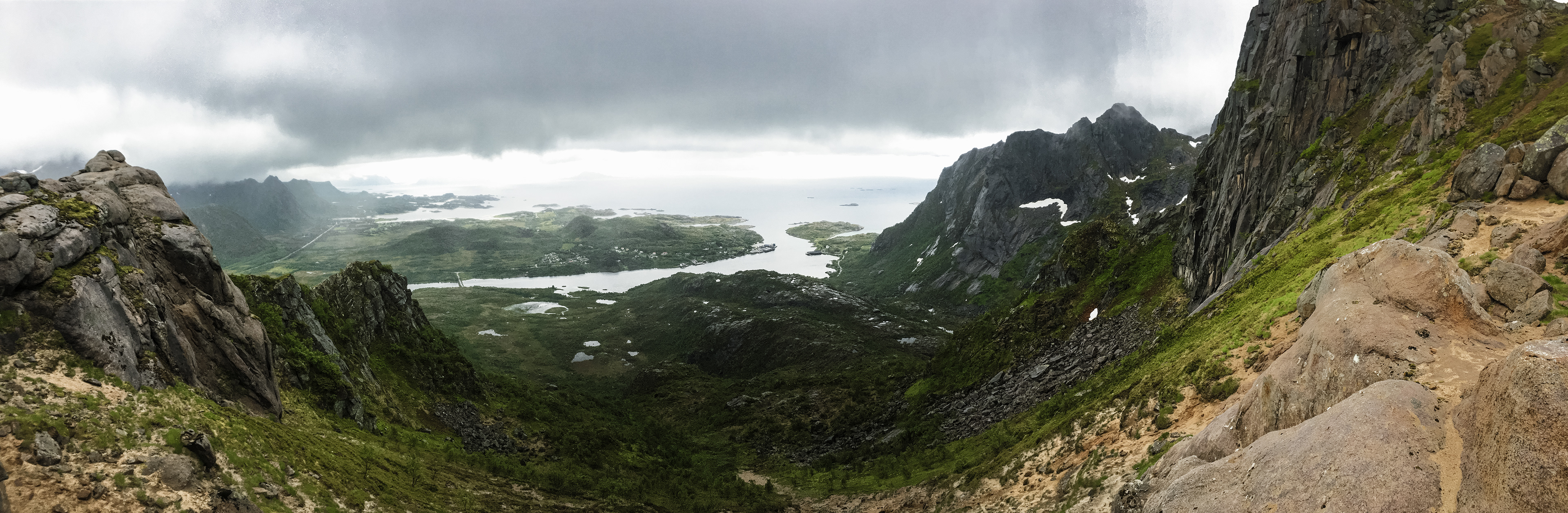 The road continues west out to the tip of Lofoten and to Reine, our destination