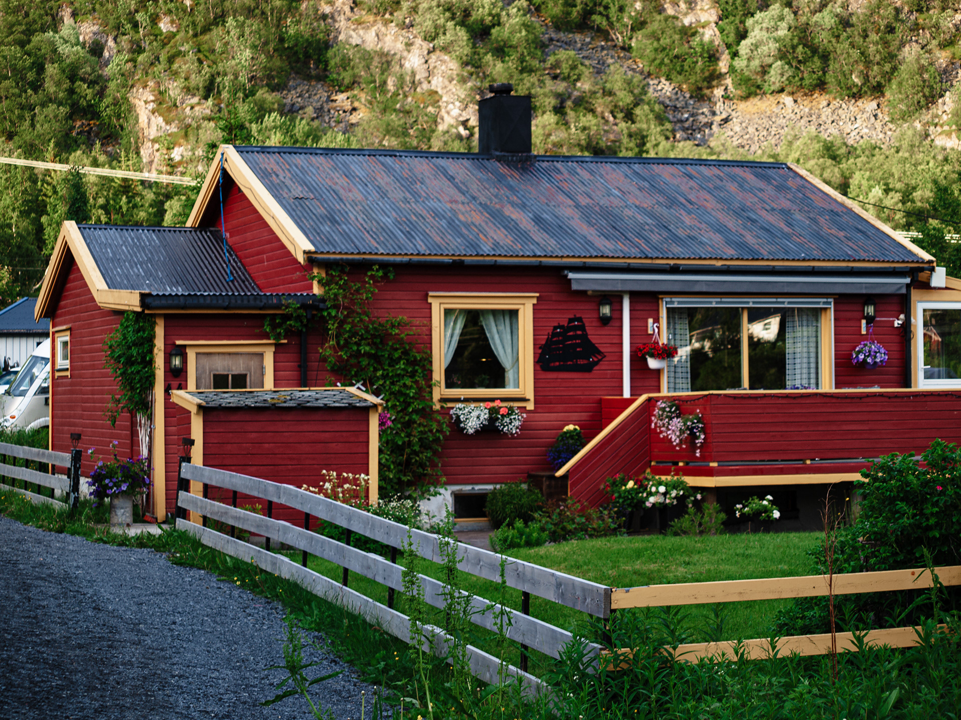A colorful home in Skrolsvik