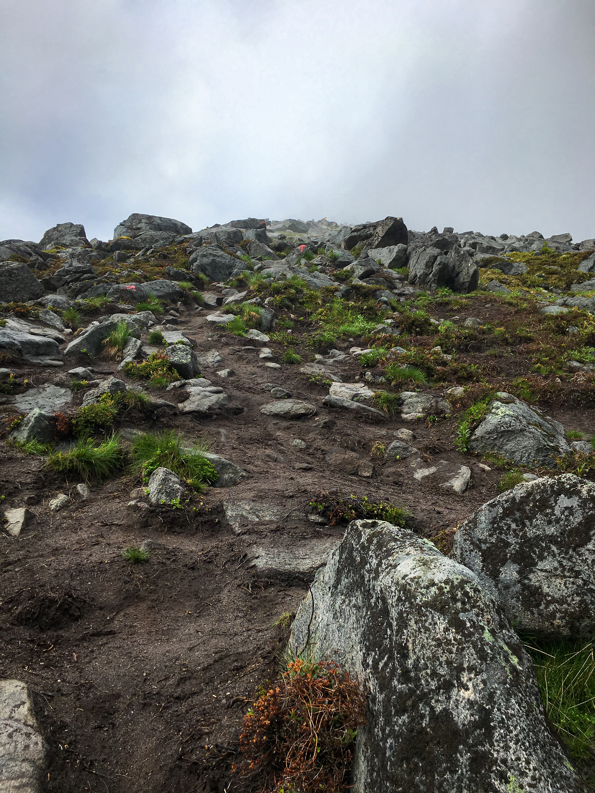 Clouds roll in while ascending Segla
