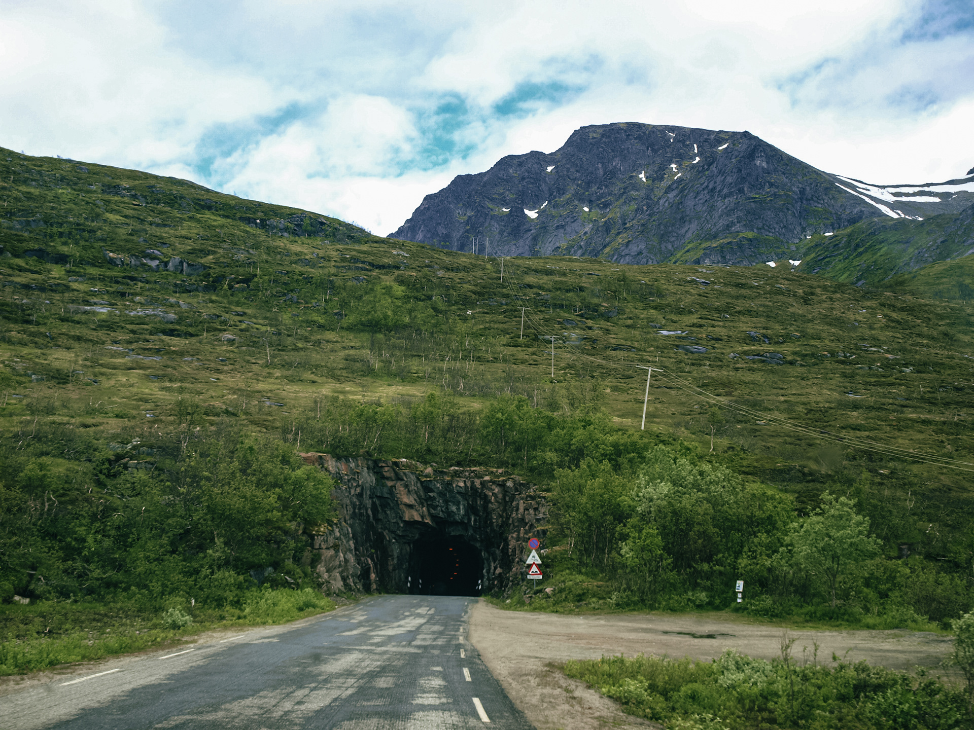 The road to Segla enters a dark tunnel lit ominously by red lights