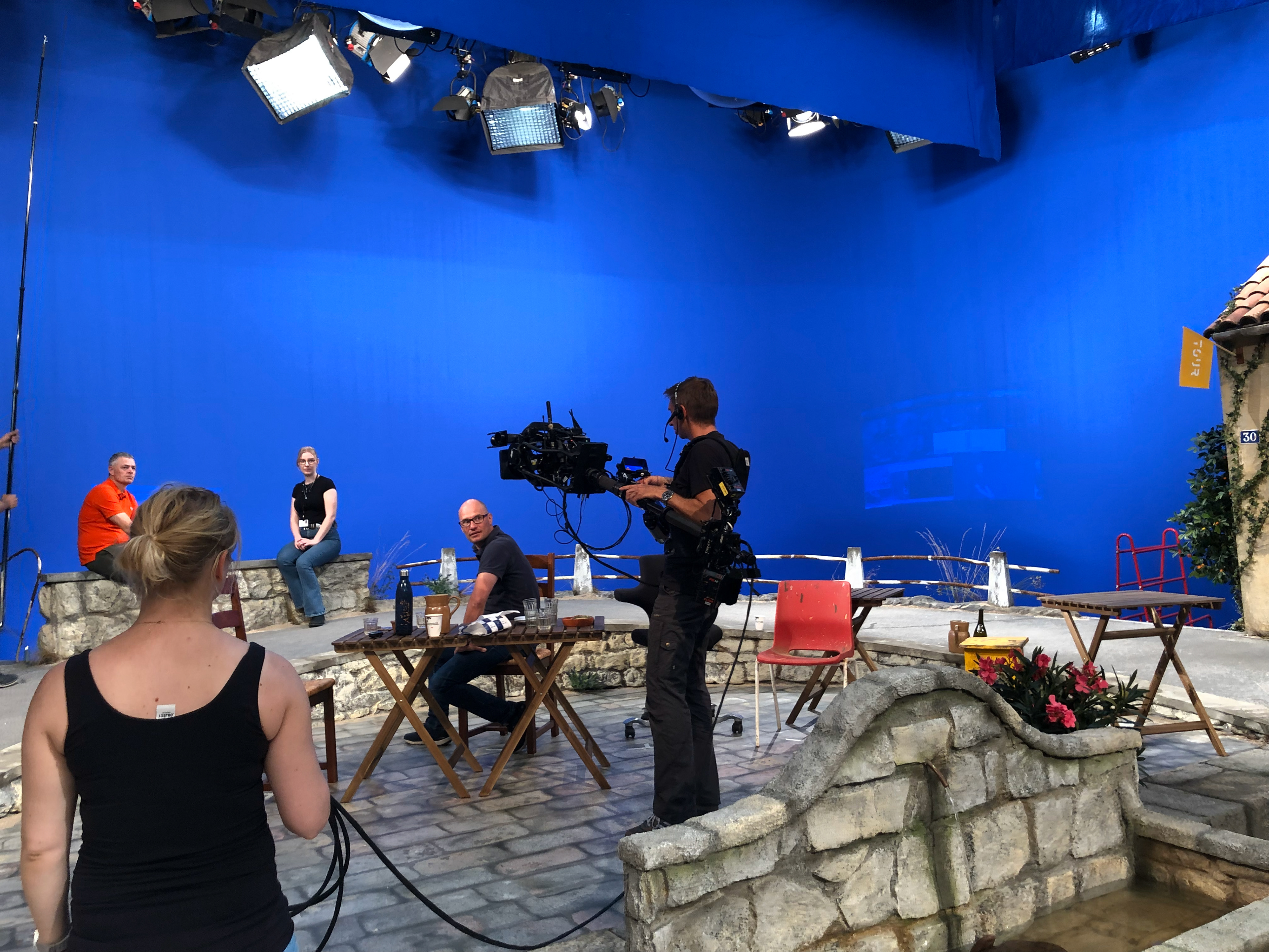 Test af steadycam i Blue Screen studiet. På skærmen kan man se det værten kunne se når der var samsending fra Frankrig
