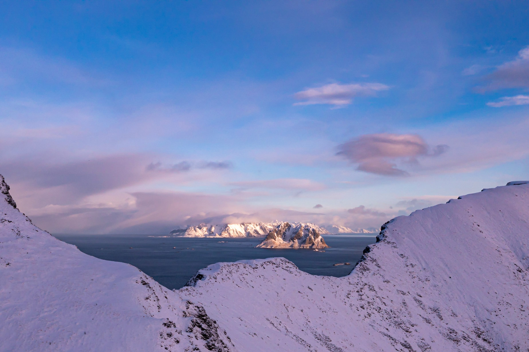 Mosken og Lofotveggen fra Værøy. Dronefoto.