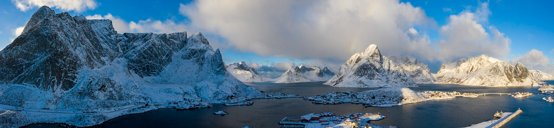 Reine i Lofoten. Panorama. Dronefoto. Satt sammen av flere bilder.