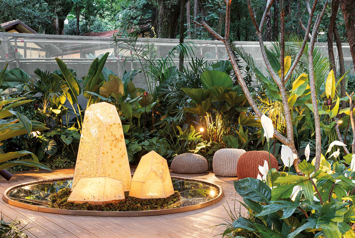 Bruna Mayer, instalação “O Avesso da Terra”, CASACOR 2025, Parque da Água Branca — cristais de vidro com microrganismos vivos. / Bruna Mayer, installation “O Avesso da Terra”, CASACOR 2025, Parque da Água Branca — glass crystals with living microorganisms