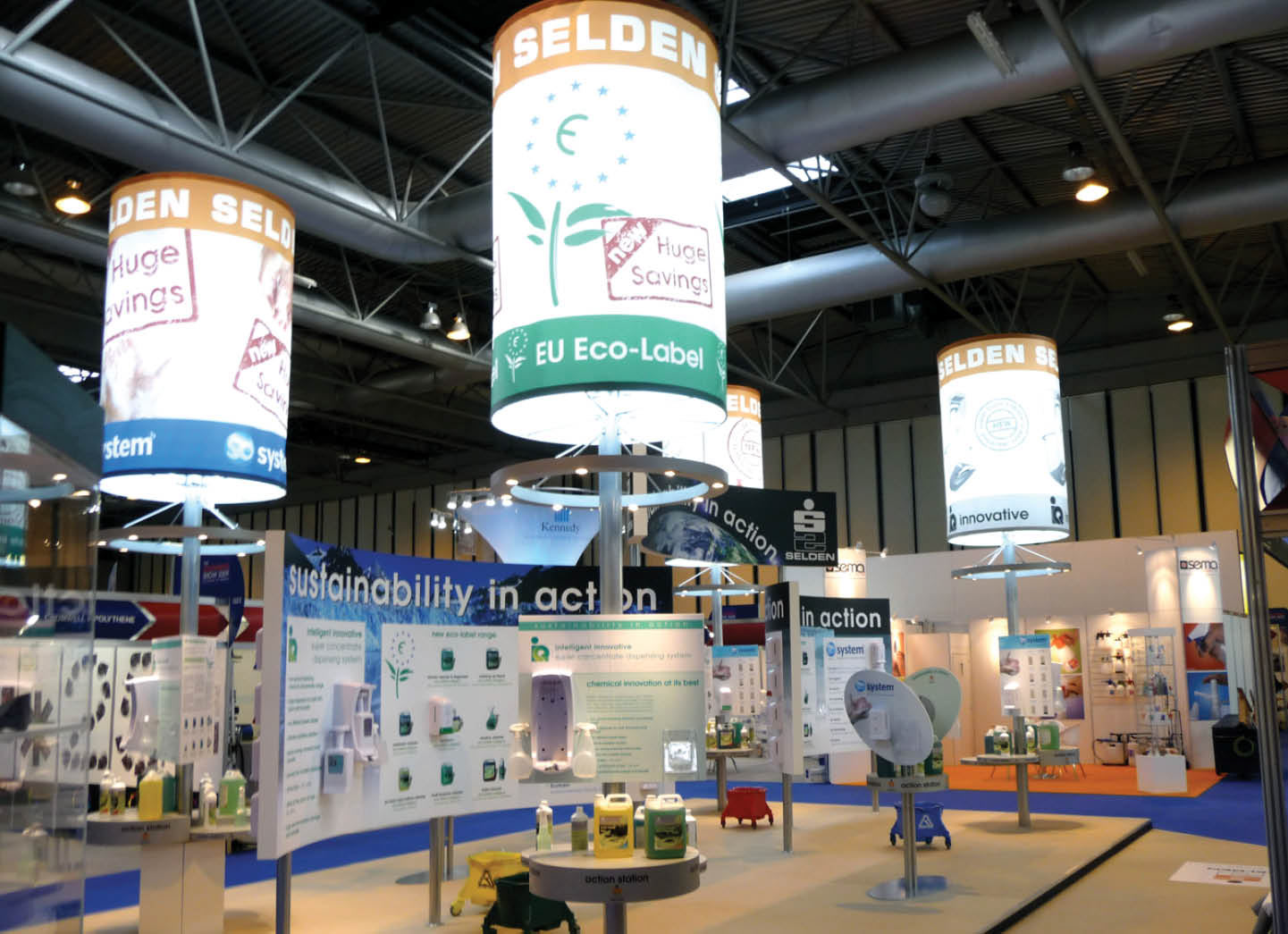 Conception de stand d’exposition, The Cleaning Show - NEC Birmingham / 2009 Le très grand stand d’exposition de Selden comprenait divers présentoirs de forme qui devaient accueillir leurs produits et leurs informations. Le ton de la voix de l’entreprise était axé sur la durabilité et les produits respectueux de l’environnement. Dans cet esprit, mes images choisies étaient axées sur la nature.