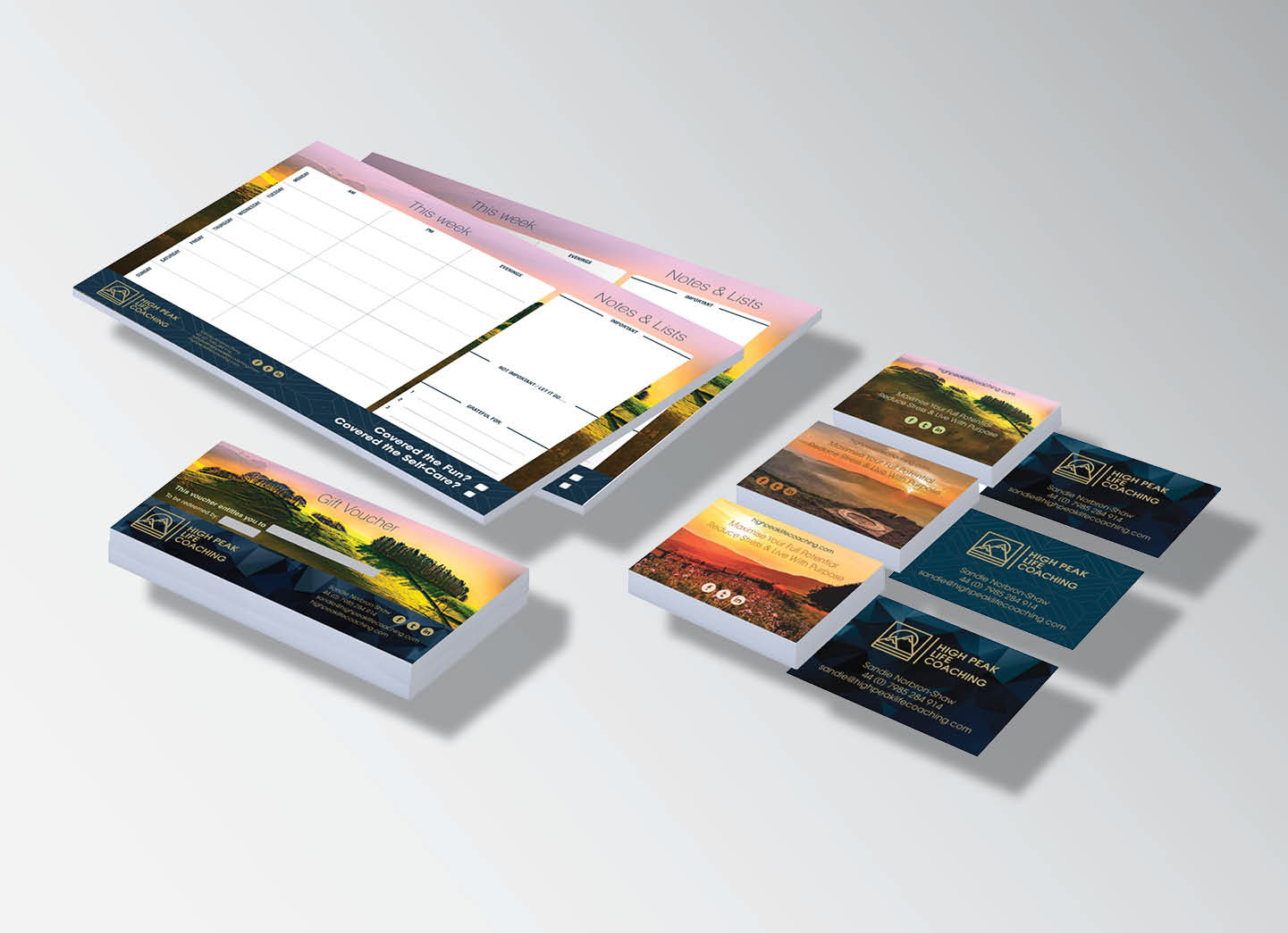 Sandie m’a approché pour concevoir un ensemble de 3 cartes de visite pour son entreprise appelée High Peak Life Coaching. Elle utilise déjà des photographies du High Peak sur son site Web, nous avons donc décidé d’utiliser 3 magnifiques paysages photographiques avec un arrière-plan géométrique pour le verso de la carte. J’ai aussi crée des planners journaliers et bon d’achats également.