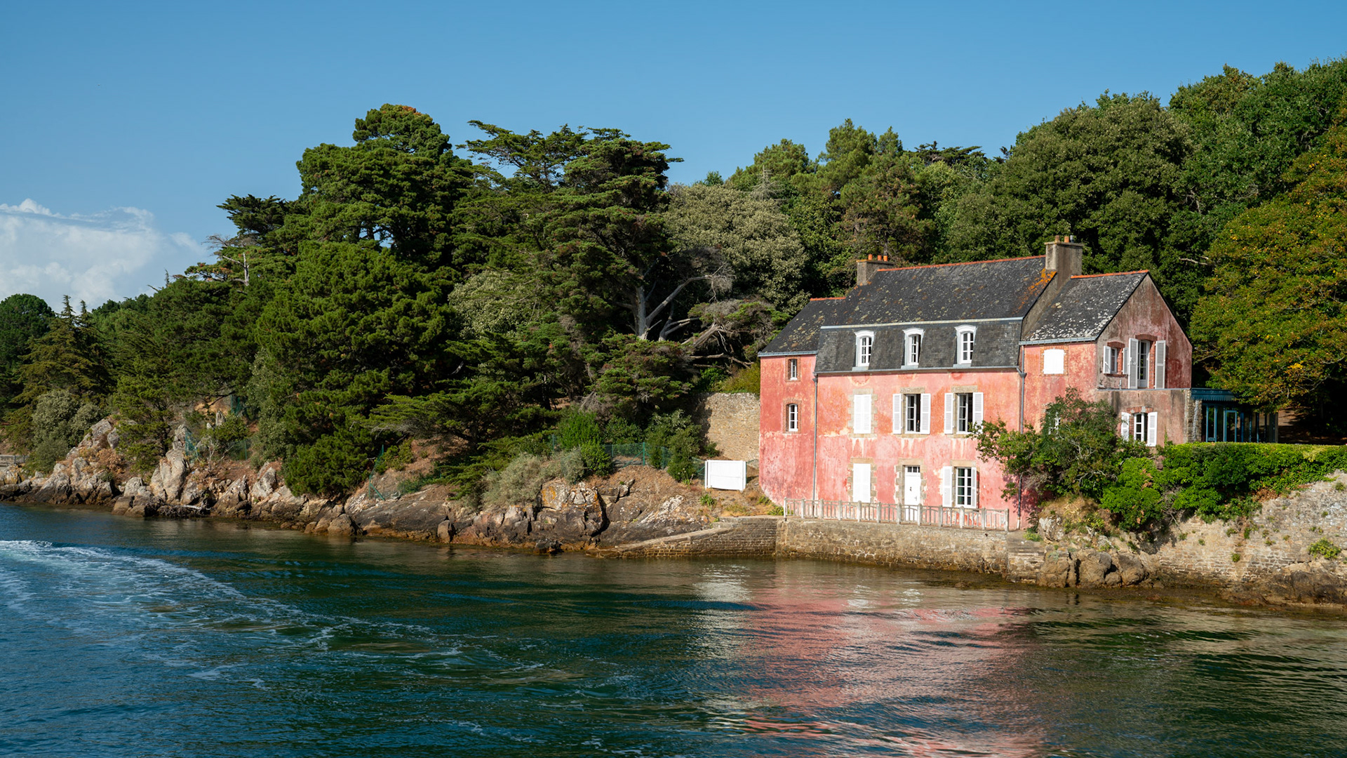 La Maison Rose on the entrance to the Gulf of Morbihan