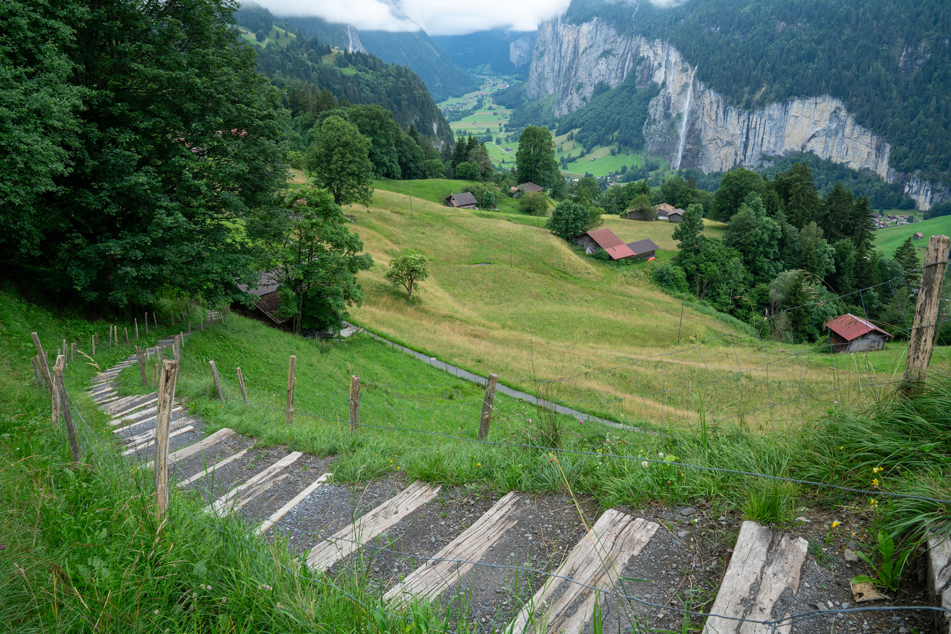 Hiking down from Wengen to Lauterbrunnen