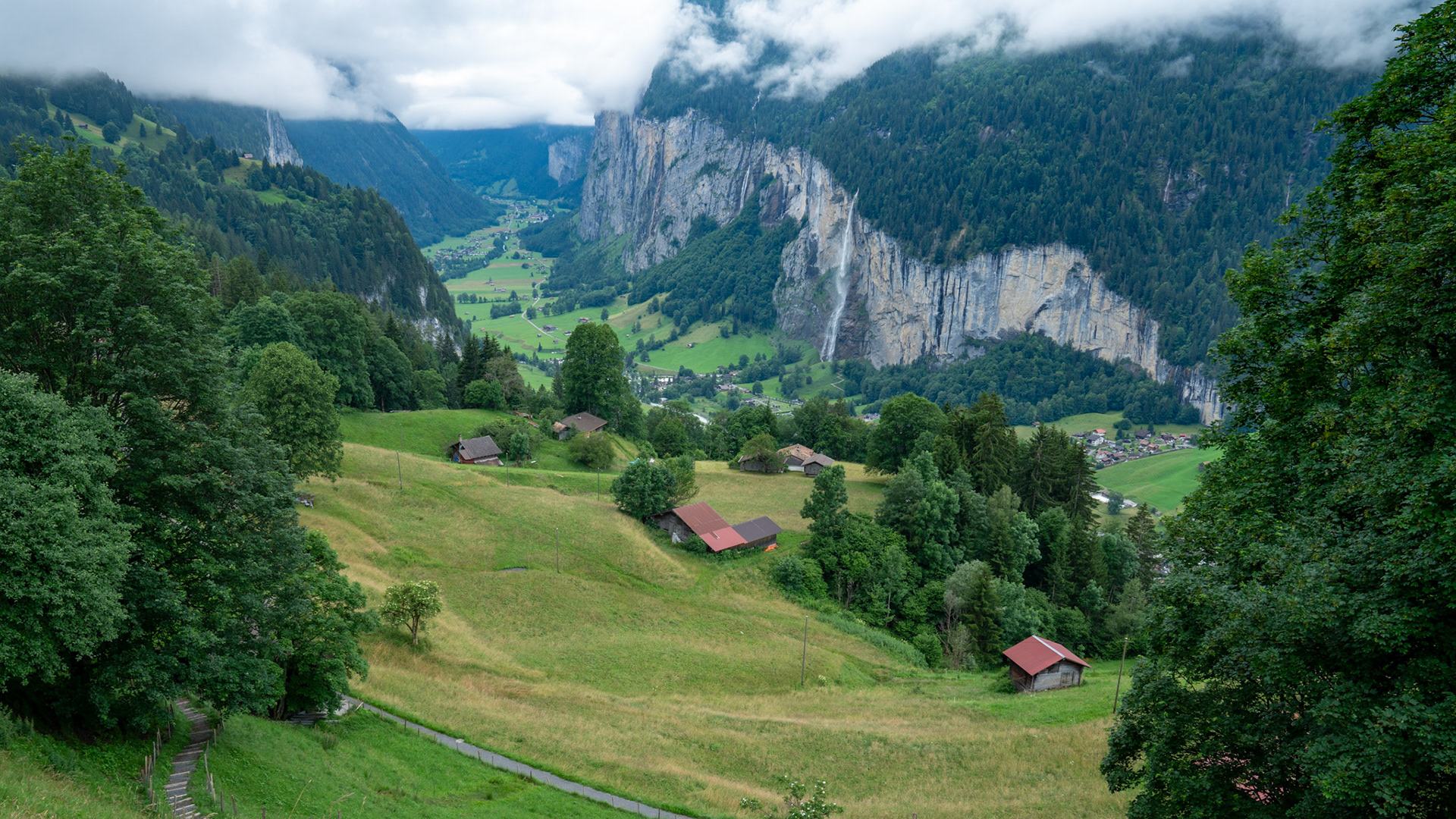 Hiking down from Wengen to Lauterbrunnen
