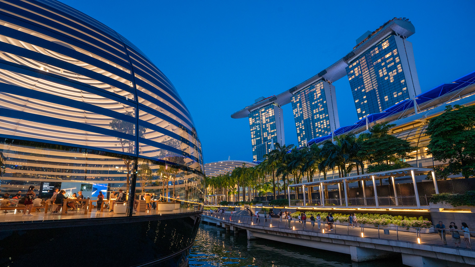 Marina Bay Sands Hotel and Apple store