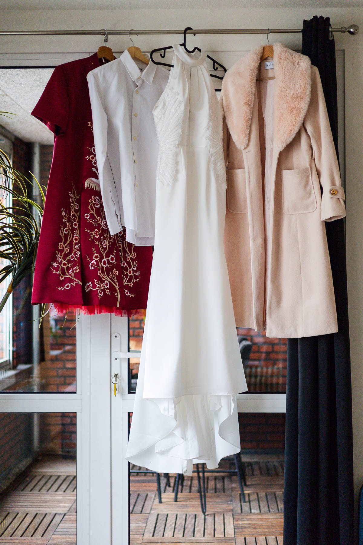 Outfit van de bruid en haar ouders, gefotografeerd door een Rotterdam trouwfotograaf.