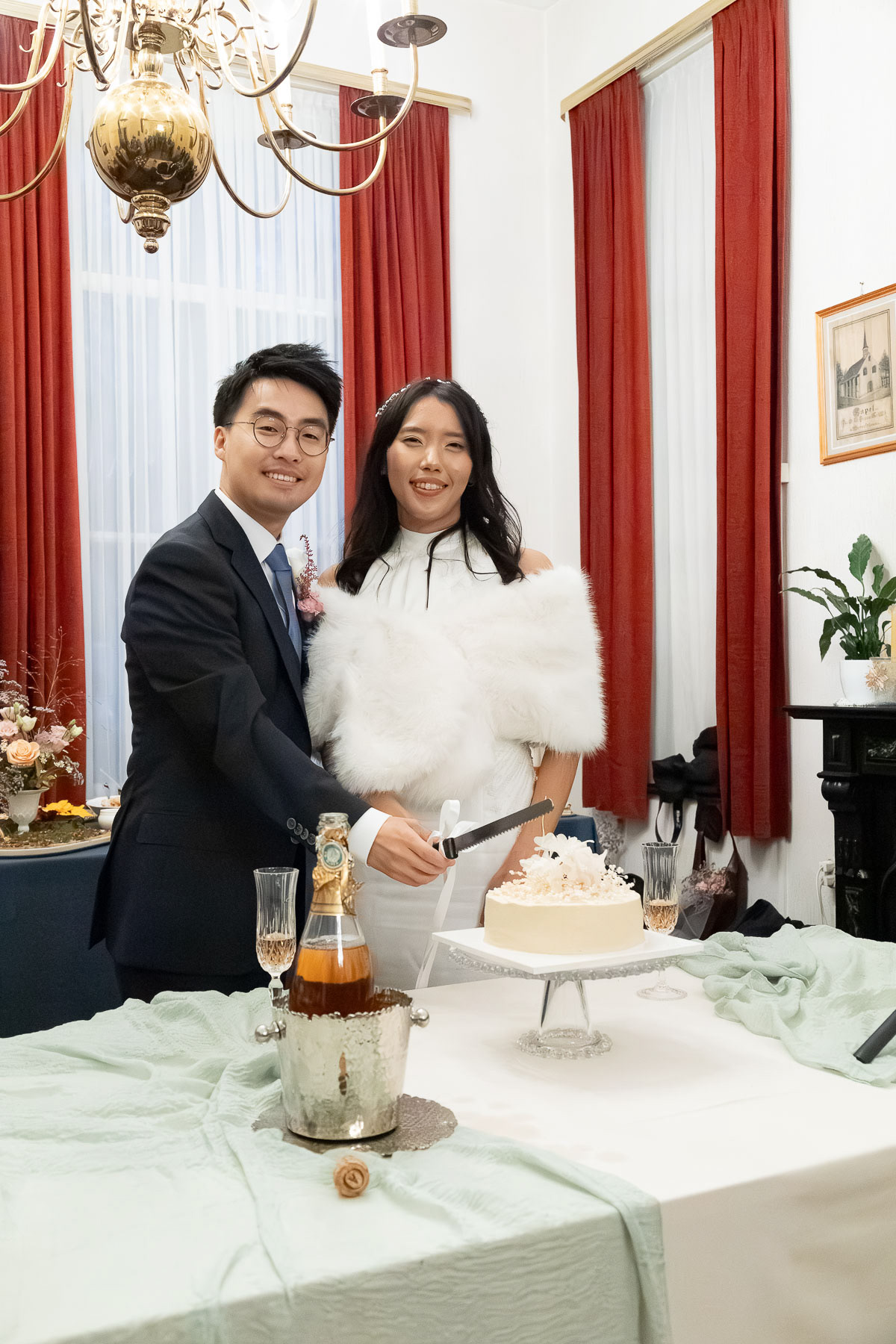 Cutting the wedding cake, photographed by wedding photographer Rotterdam.