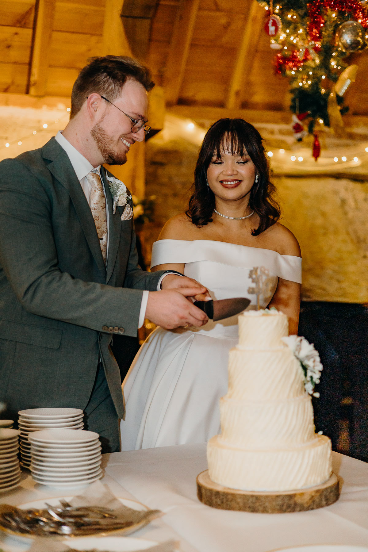 Bride and groom cutting their wedding cake, photographed by wedding photographer Rotterdam.