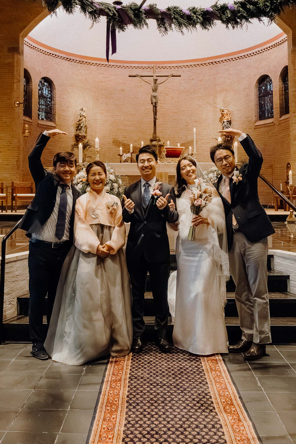 Group photo of the Korean family of the groom, taken by a wedding photographer from Amsterdam.