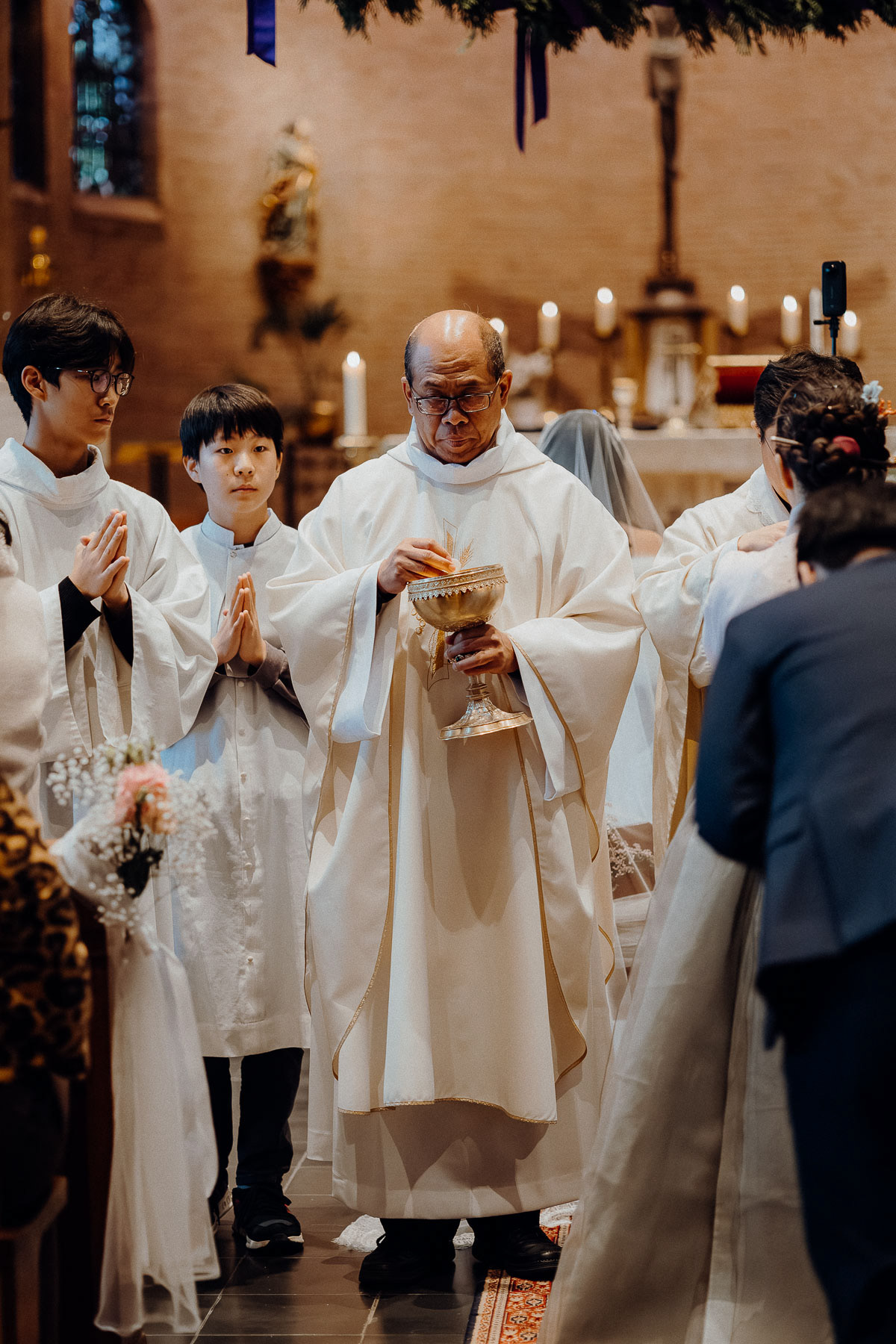 Church pastor in wedding ceremony, taken by Rotterdam wedding photographer.