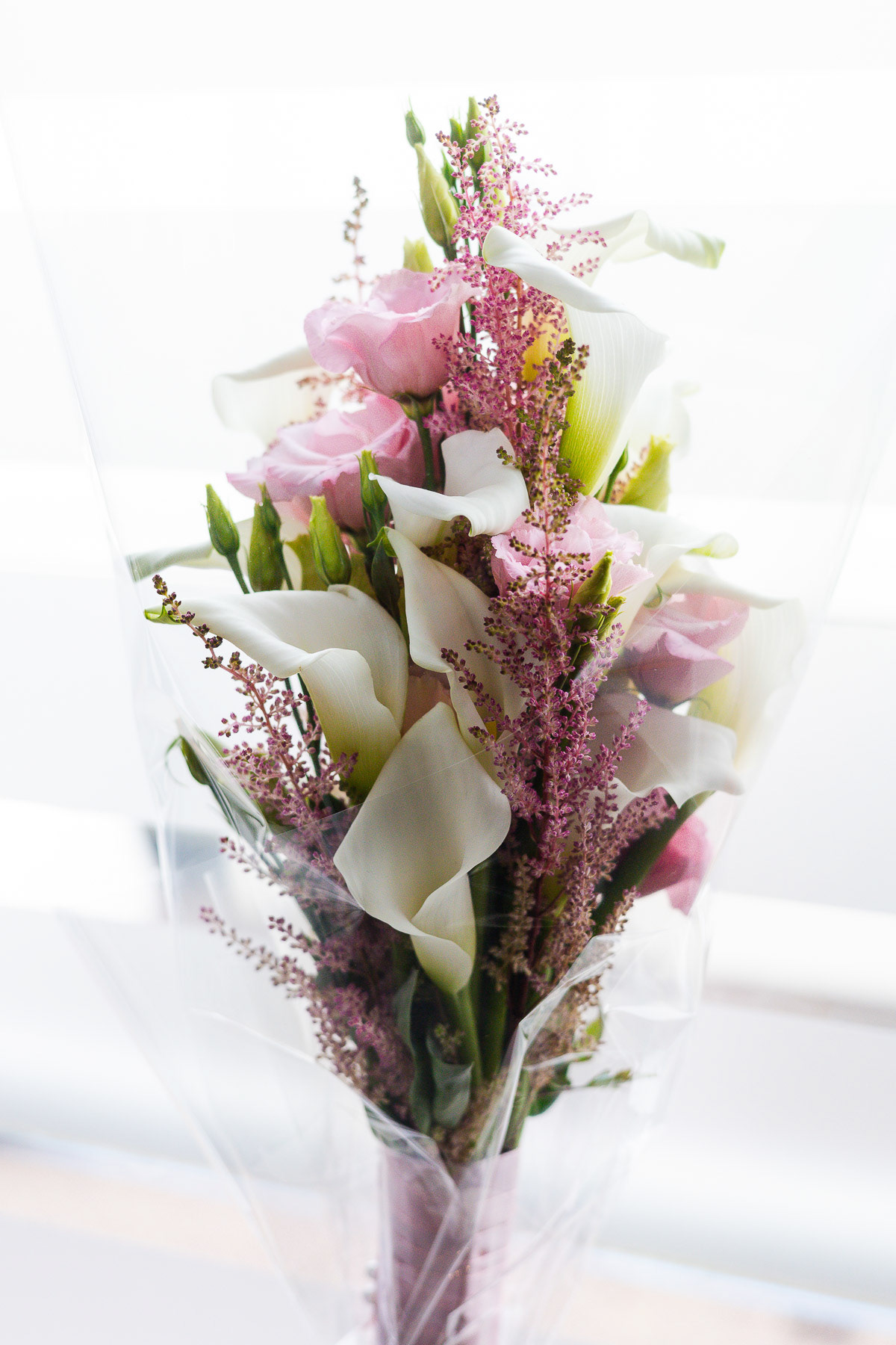 Romantische bruidsbloemen, gefotografeerd door een trouwfotograaf Amsterdam.