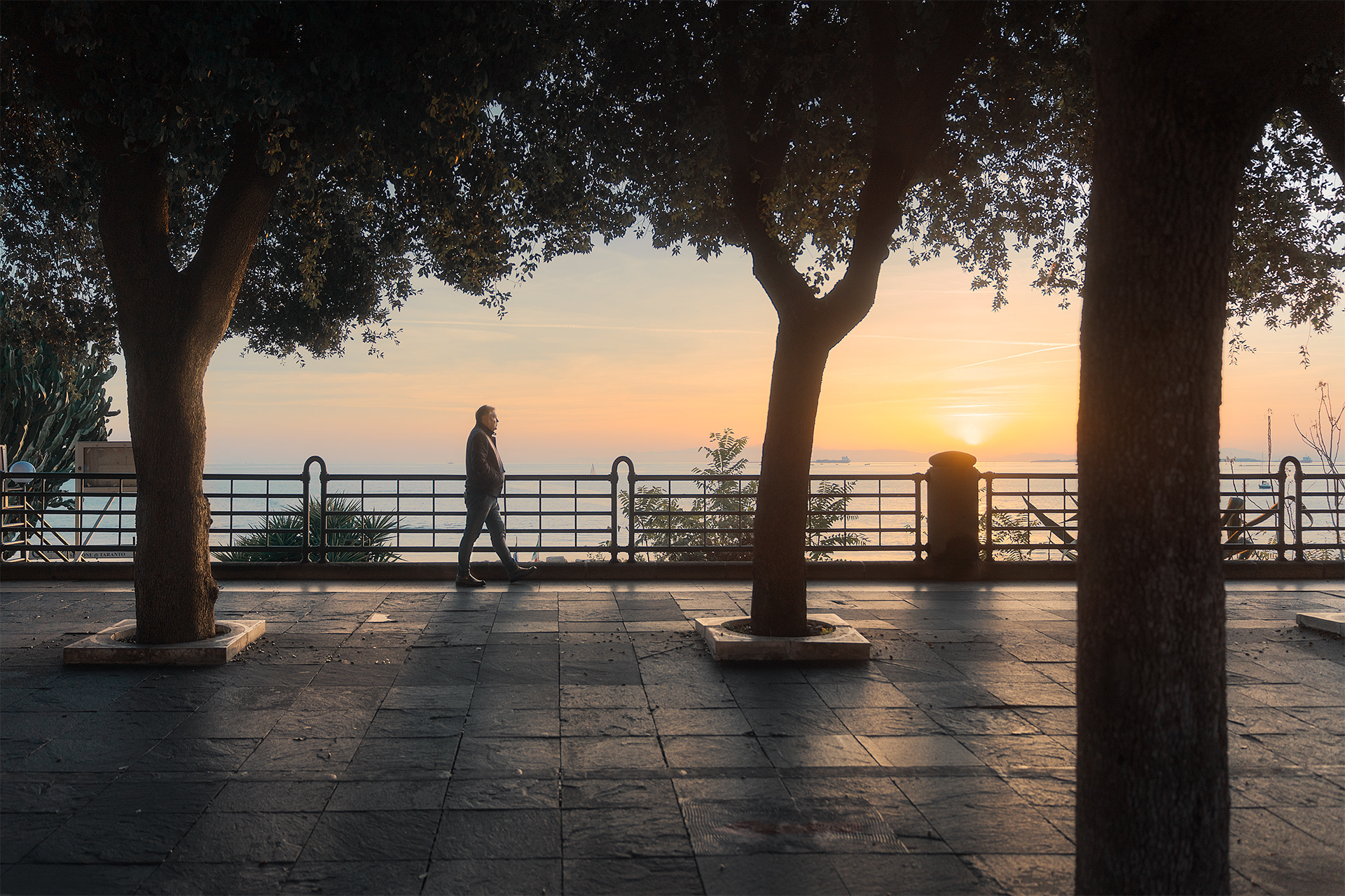 CAMMINANDO SUL LUNGOMARE DI TARANTO AL TRAMONTO