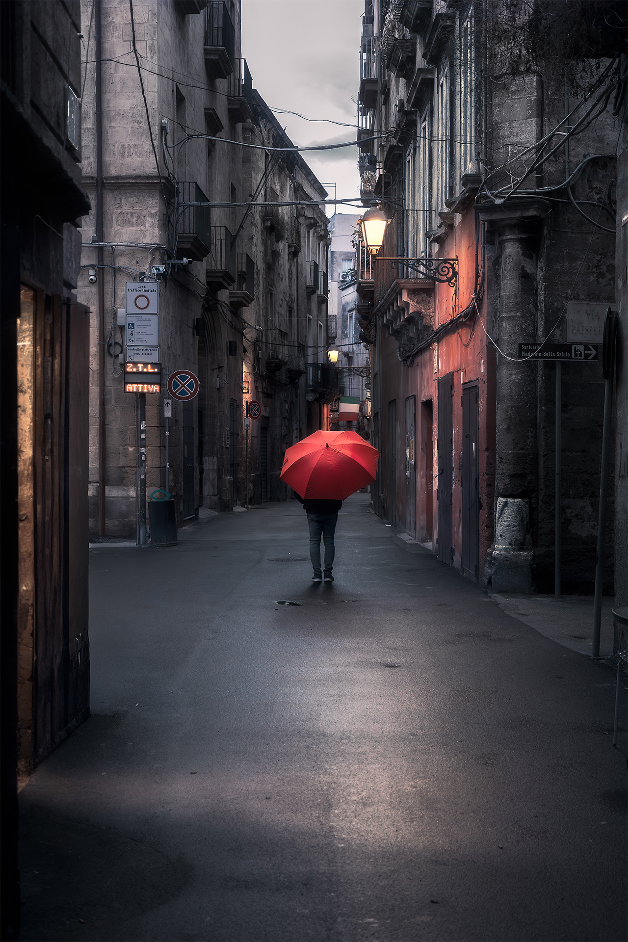 CITTÀ VECCHIA - VIA DUOMO - L'UOMO CON L'OMBRELLO