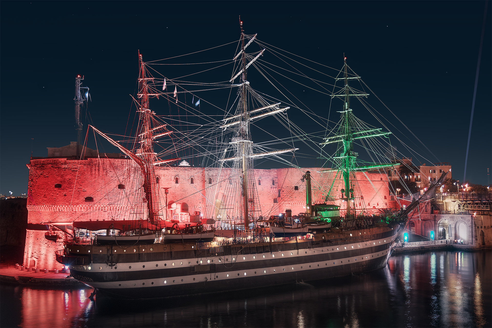 Taranto - Nave Scuola Amerigo Vespucci su Castello Aragonese