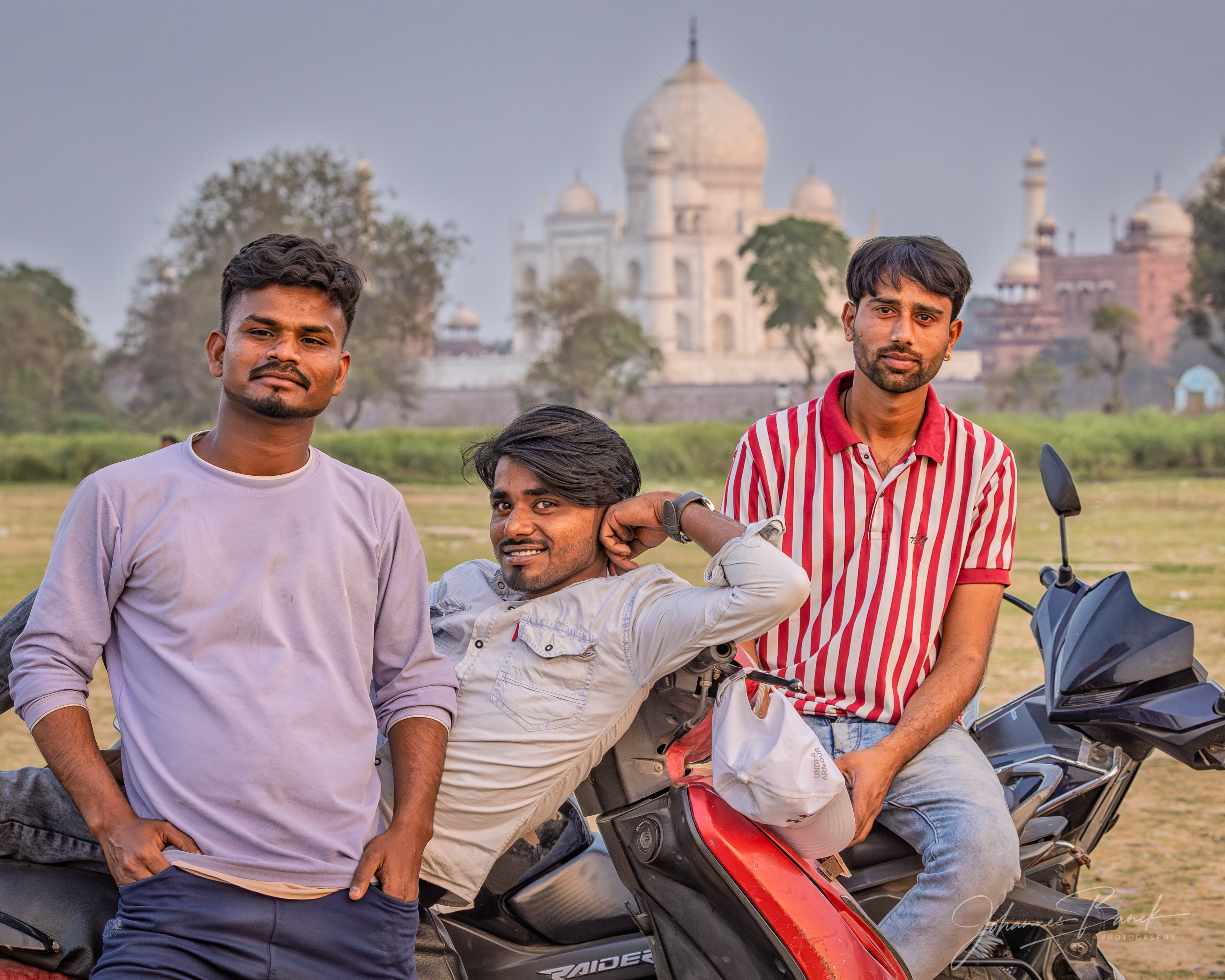 Hanging out / Showing off