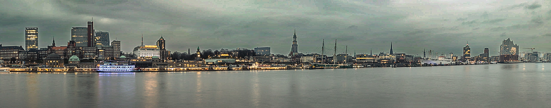 HH Landungsbrücken Pano