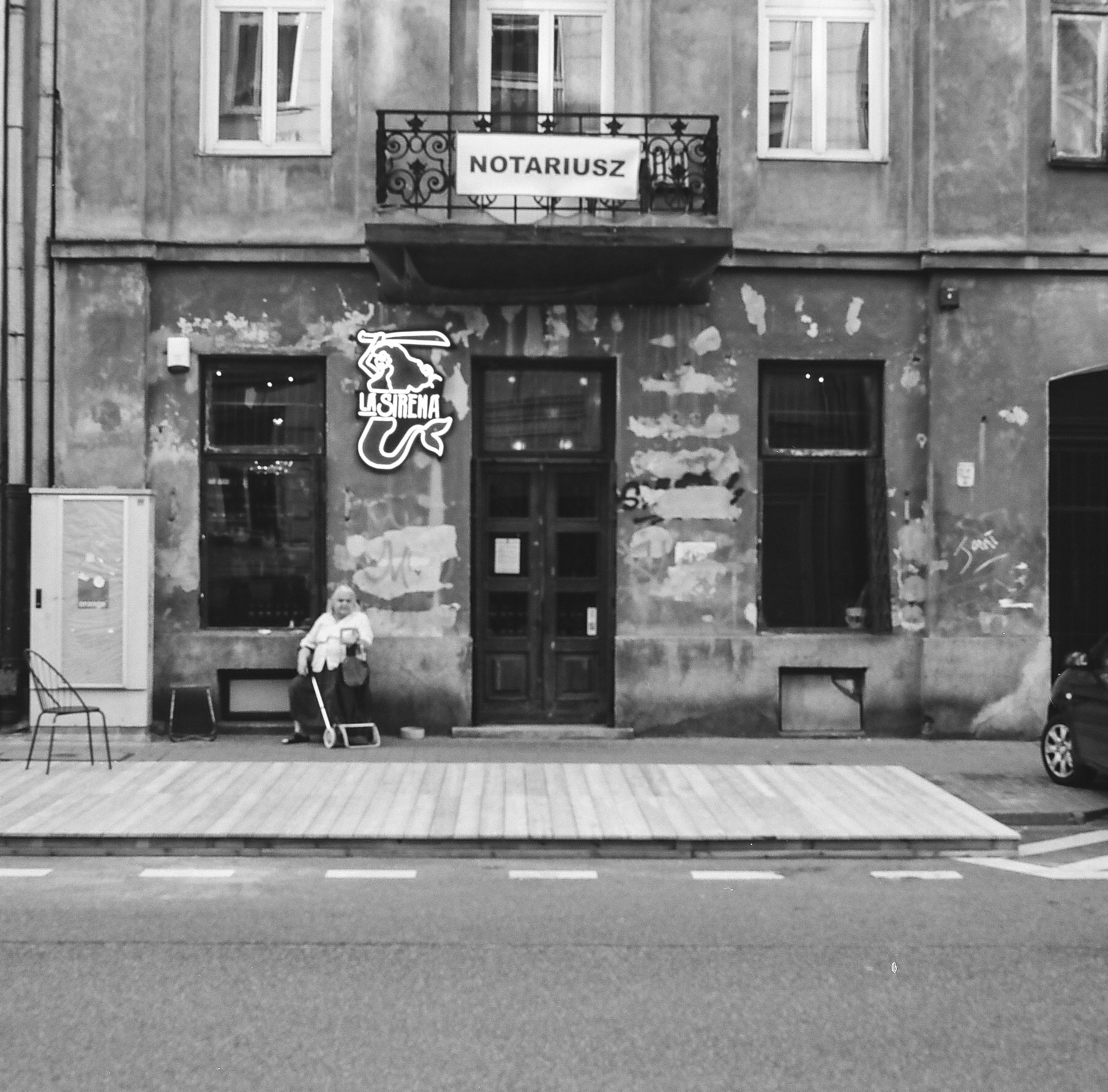 old lady, warsaw street, neon, mermaid neon, old tenement houses, zeiss super ikonta iv, 6x6, b&w, analog
