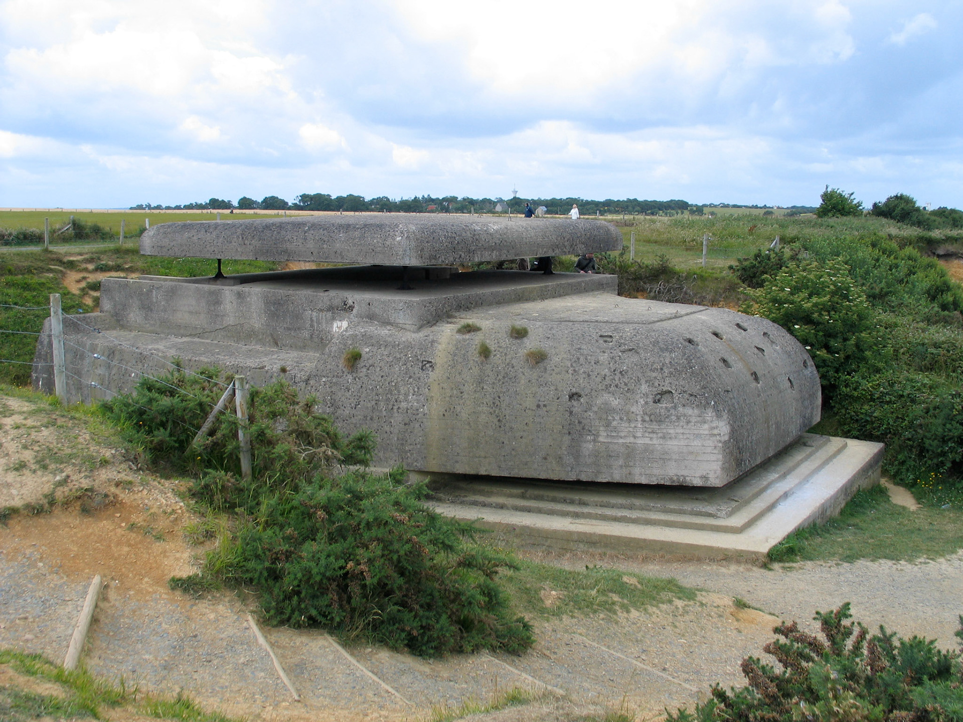Longues-Sur-Merin tykkien tulenjohtobunkkeri rannalla