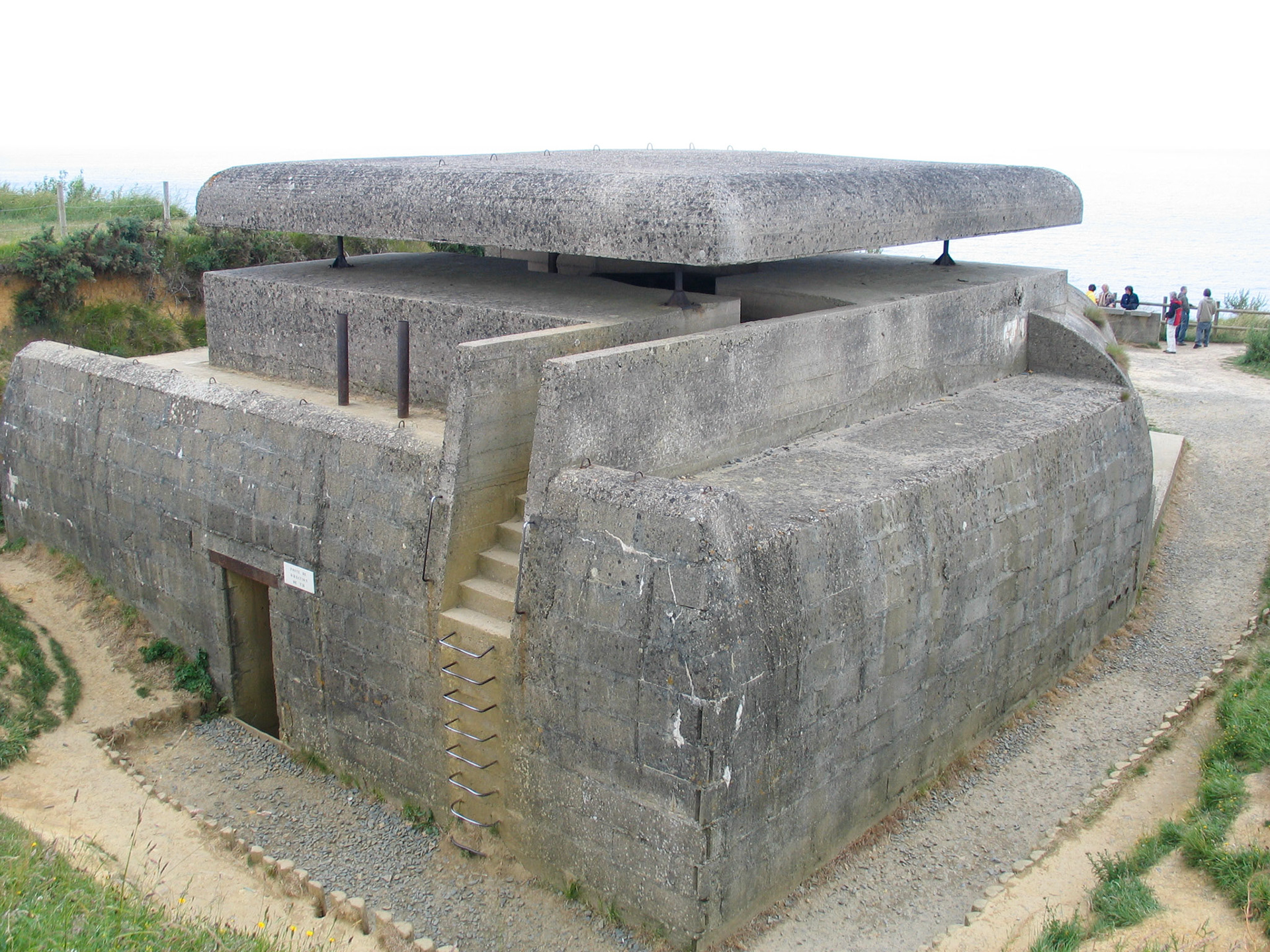 Longues-Sur-Merin tykkien tulenjohtobunkkeri rannalla