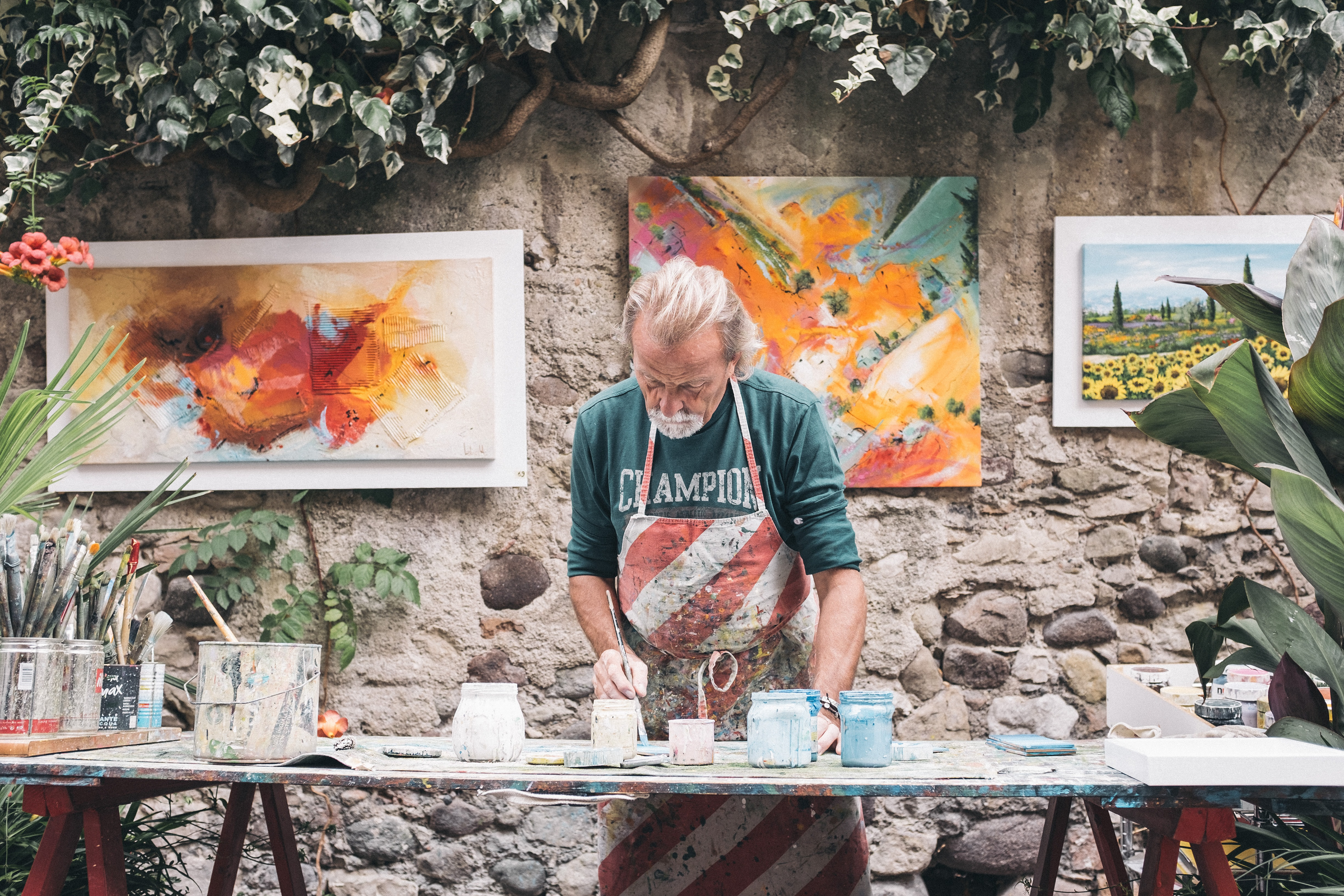 Lucid Dreamers art supplies store brand: artist painting at an outdoor studio table