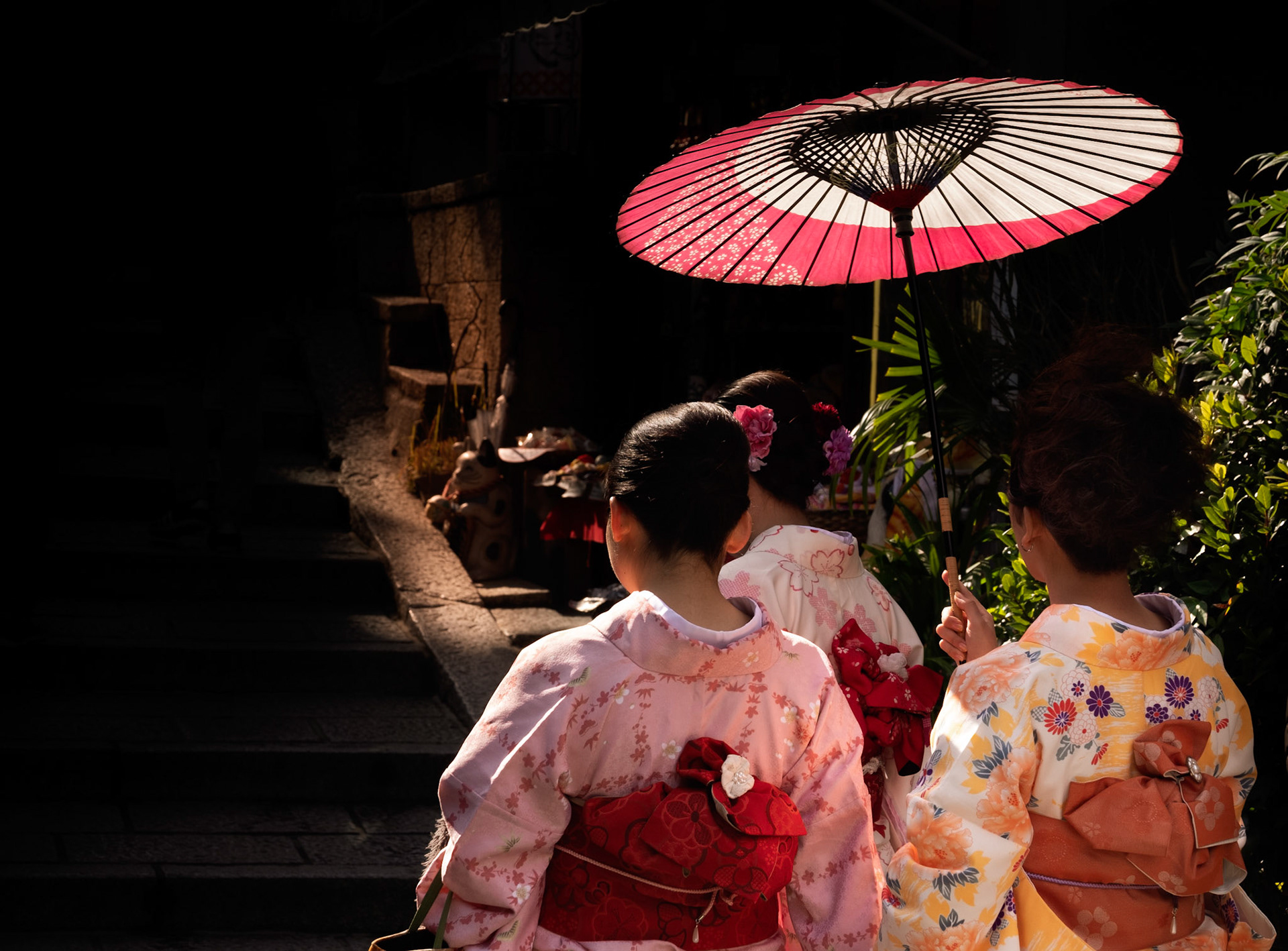 Kimono wearing friends with umbrella in the Ninenzaka and Sannenzaka area of Higashiyama, Kyoto.