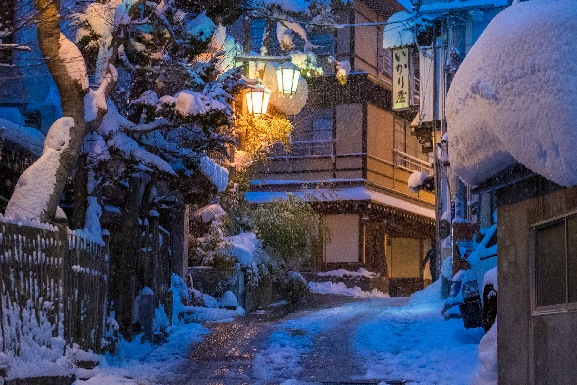 Snowfall in the picturesque mountain hotspring village of Shibu Onsen