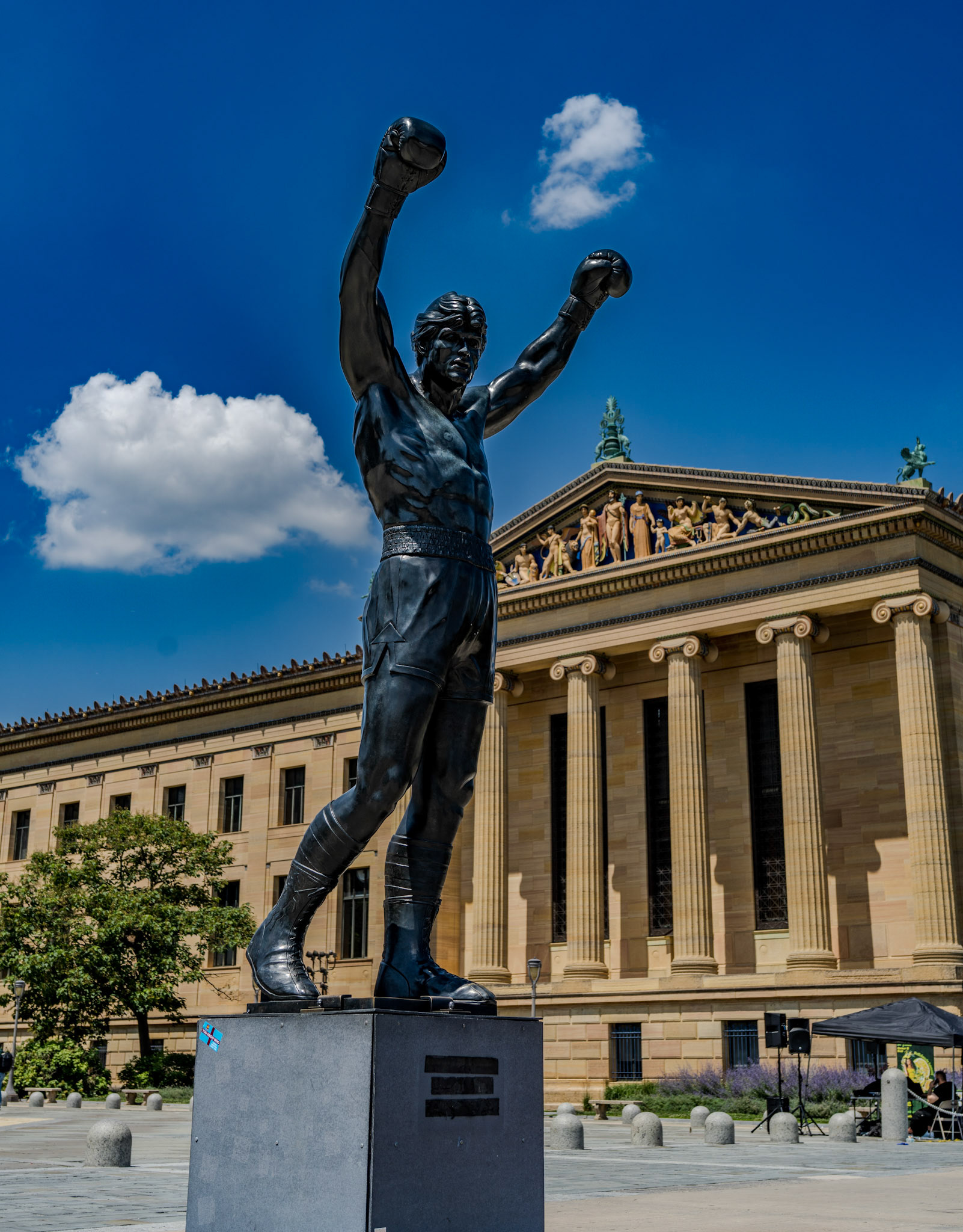 Rocky statue at the top of the steps in front of the Philadelphia Museum of Art