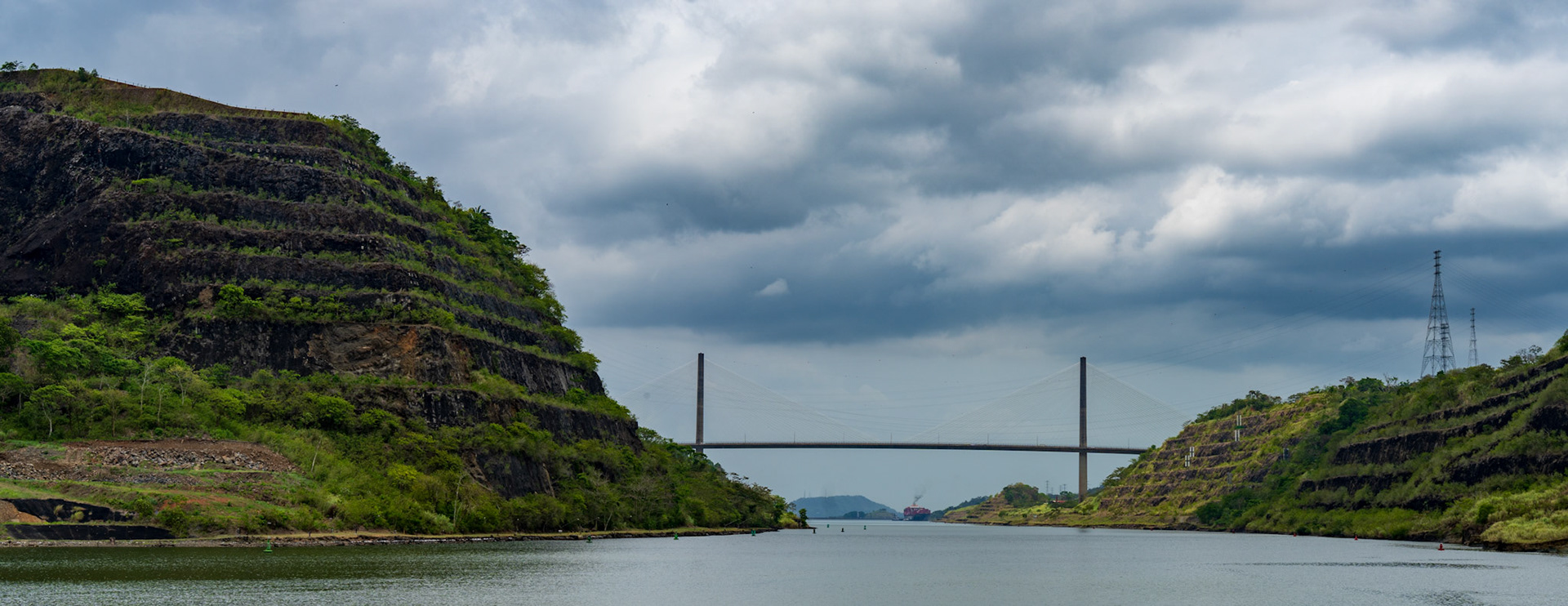 Passing Gold Hill in the Culebra Cut heading south toward Centennial Bridge