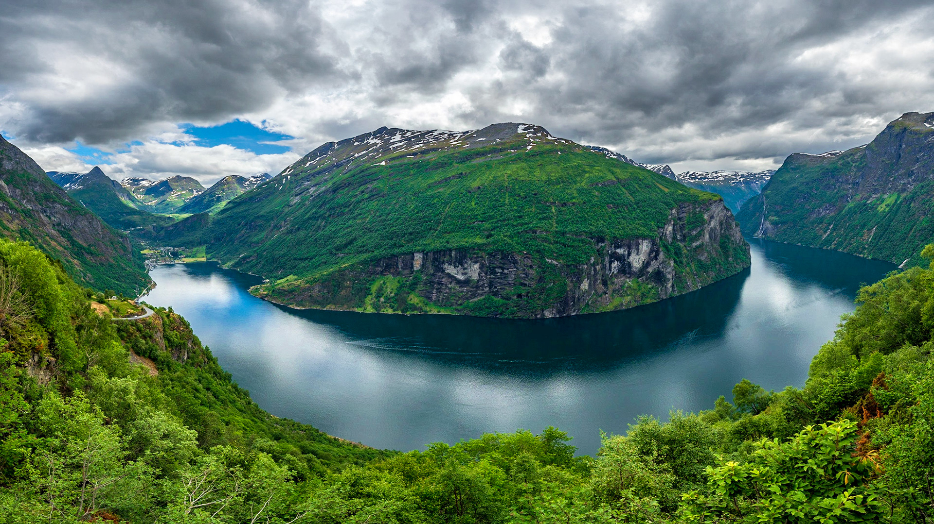 Von diesem Aussichtspunkt aus hat uns der Geiranger dann doch besser gefallen und auch beeindruckt.

From this platform we liked the Geiranger more and were impressed.