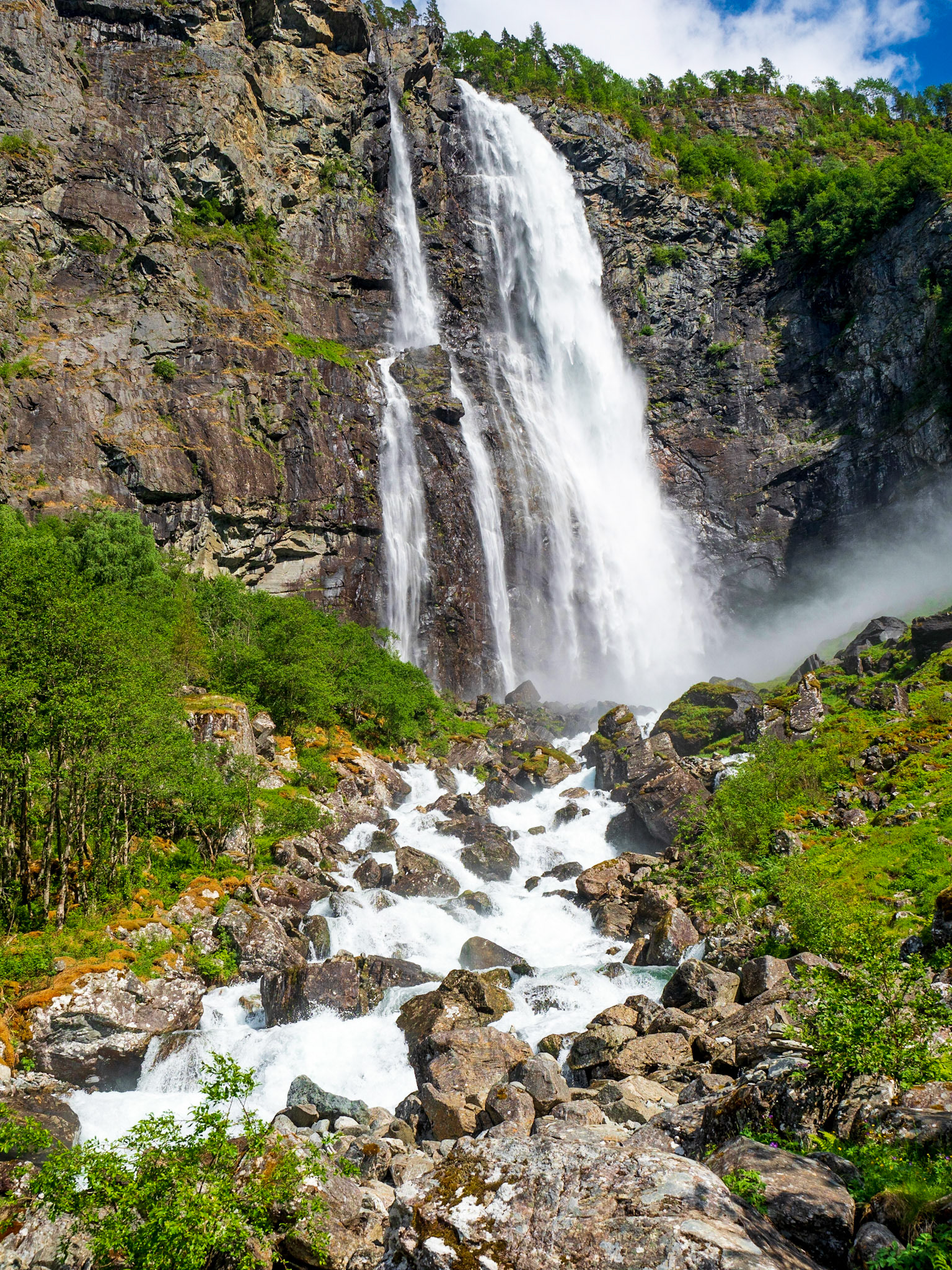 Der Feigefossen ist mit 218m der zweithöchste nicht regulierte Wasserfall in Norwegen

Feigefossen is with 218m the second highest not regulated waterfall in Norway