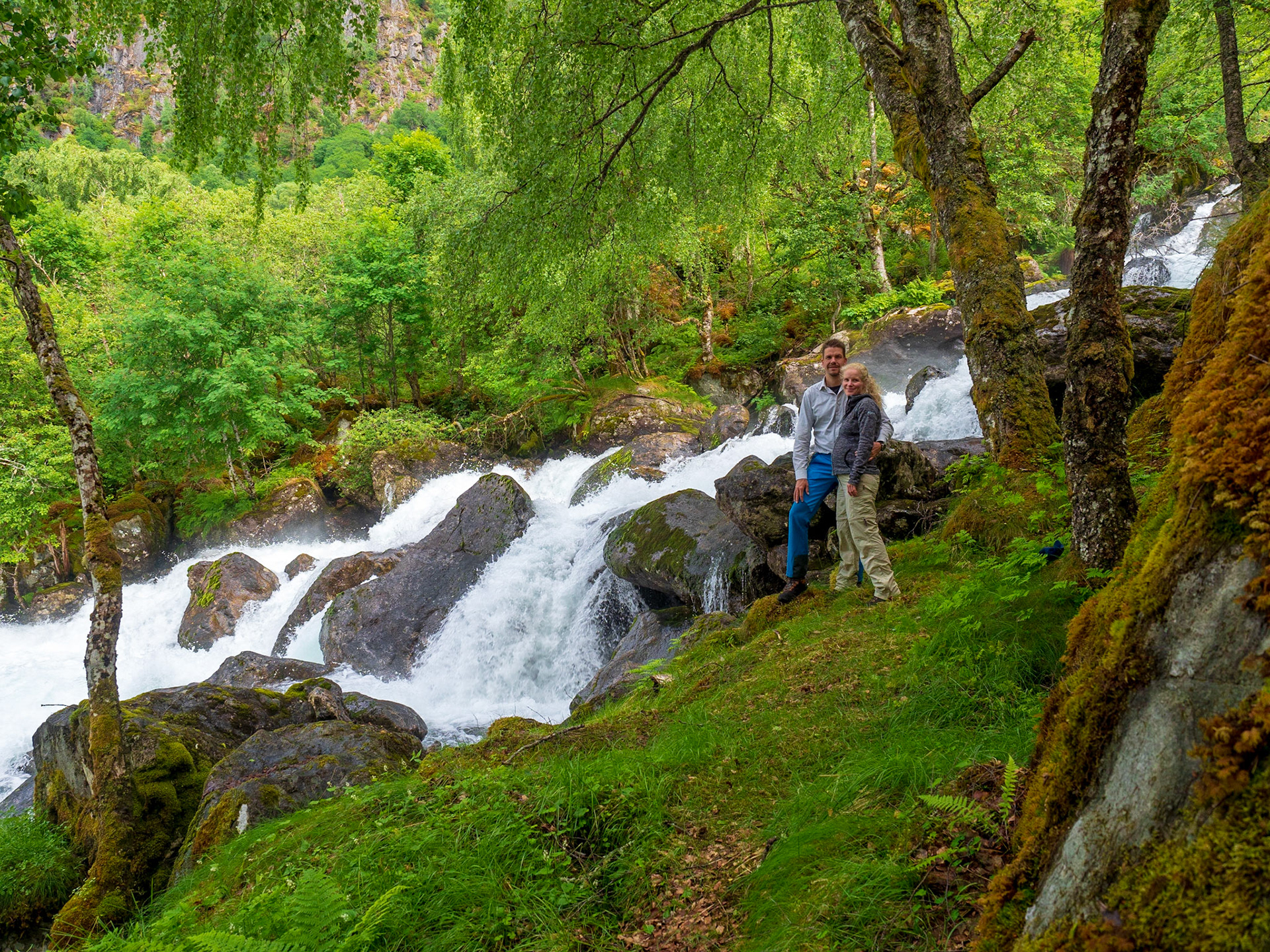 Der Aufstieg zum Feigefossen ist ein schöner Spaziergang und geht fast die ganze Zeit an seinem reißenden Strom entlang

The ascend to Feigefossen is a nice walk and goes along it´s rough stream for most of the time