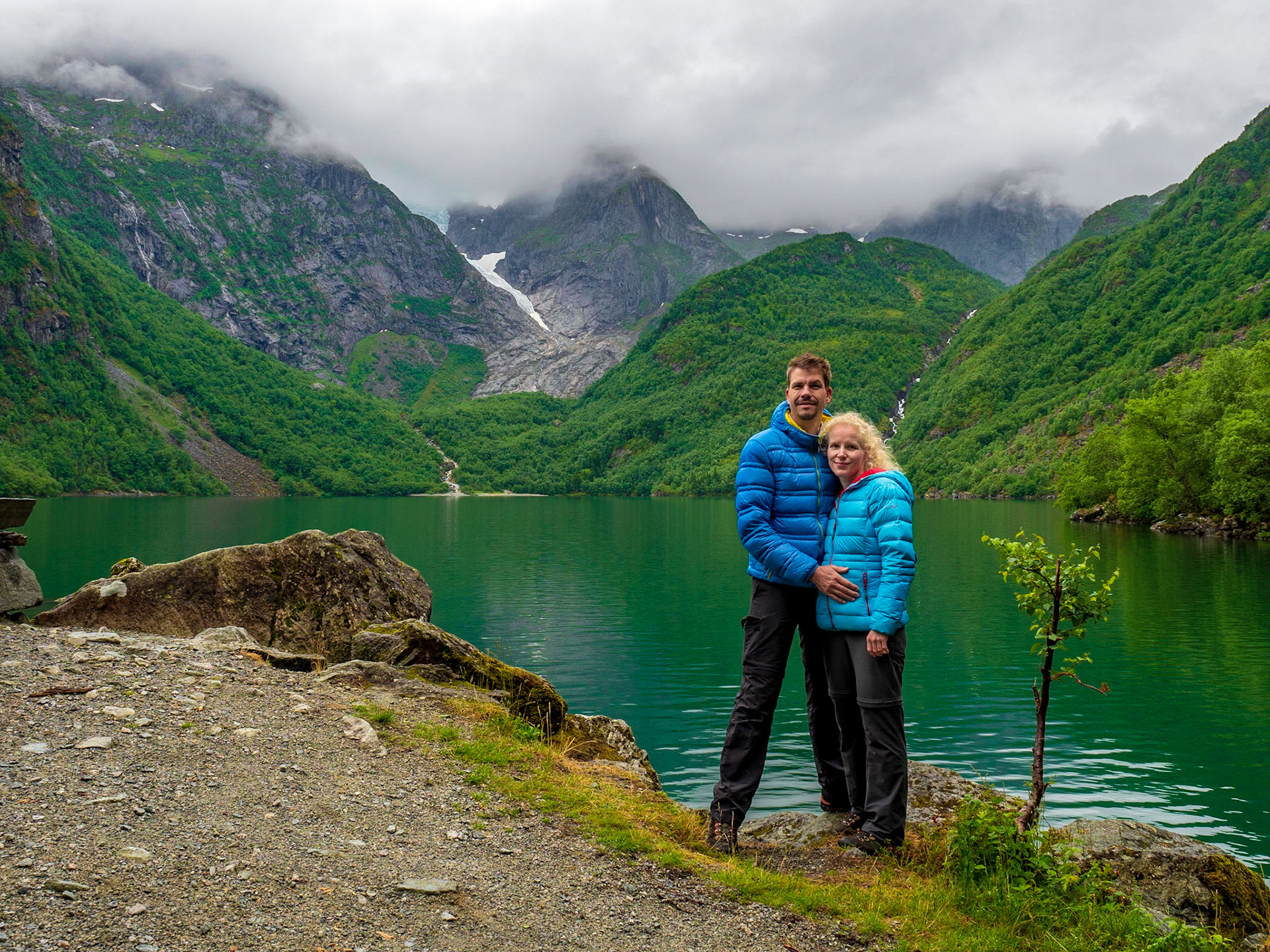 Endlich angekommen am Gletschersee Bondhusvatn in Norwegen. Die Farben waren ein Traum.

Finally arrived at Bondhusvatn - a glacier lake of the Folgefonna in Norway. The colors were amazing