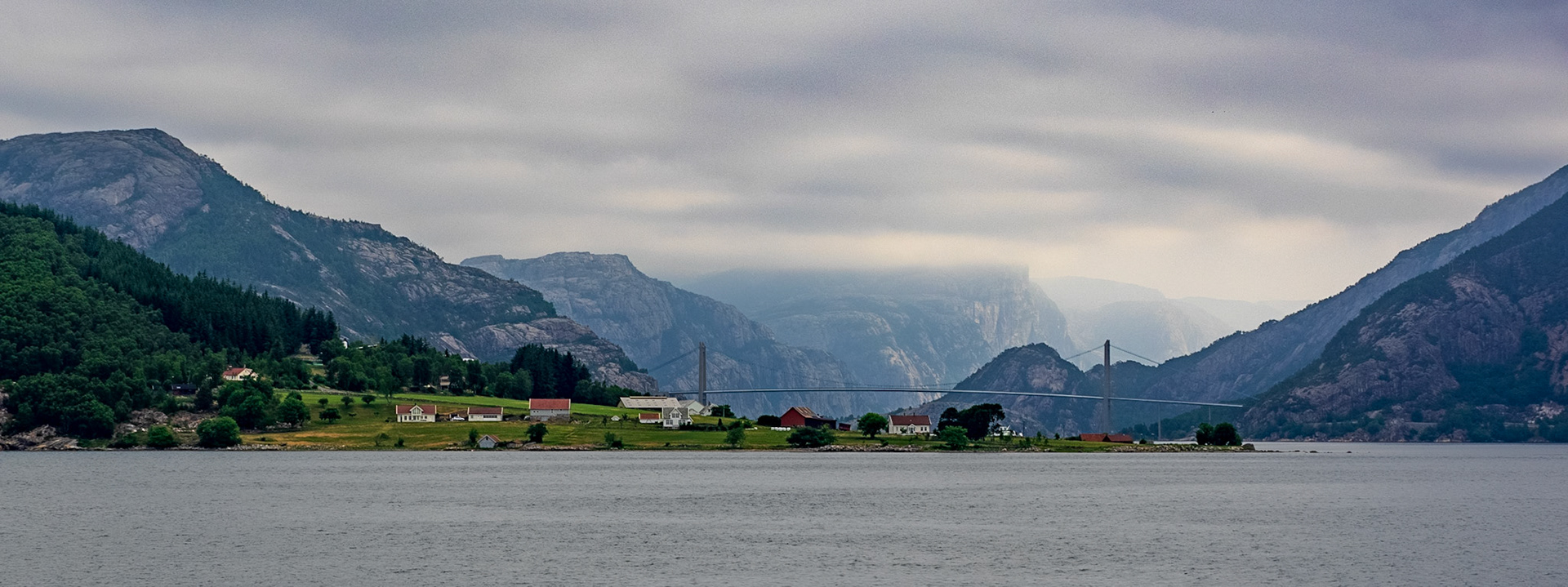 Als wir am 10. Juni in Stavanger von der Fähre fuhren war das Wetter nicht gerade vielversprechend. Hier ein erster Eindruck davon. Das Bild entstand von der ersten Fähre die wir in Norwegen nutzten (es sollte nicht die letzte sein :-) )

When wie drove from the ferry in Stavanger on the morning of the 10th of June the weather was not promising. Here is a first impression of it. The picture was taken from our first Norway ferry (one of many :-) )