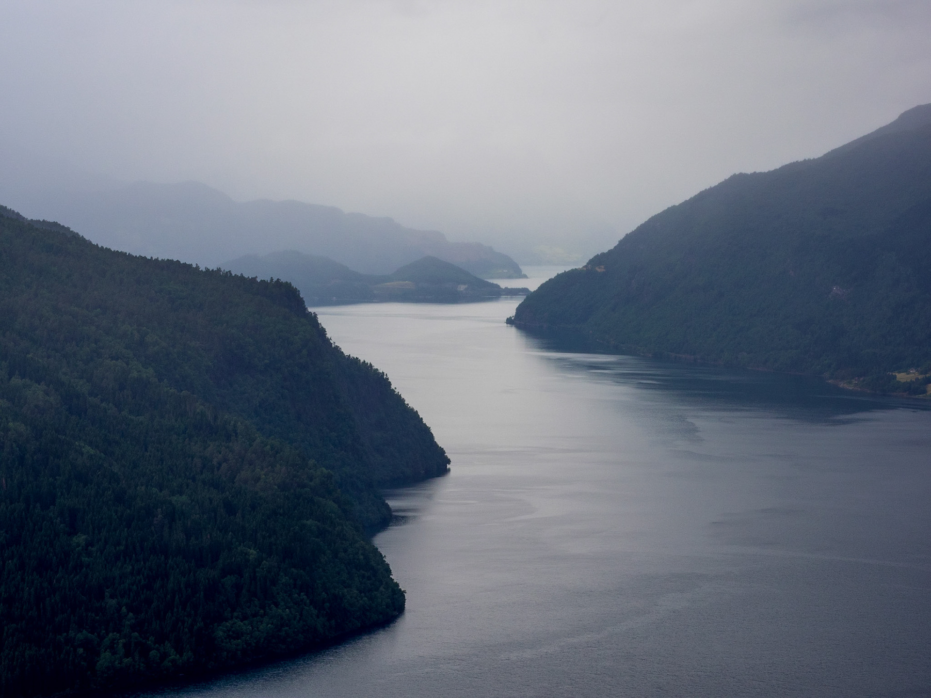 Ein typisches Bild aus Norwegen bei eher schlechtem Wetter im Juni im Innvikfjorden

A typical Norway picture of the Innvikfjorden in June during a light drizzle