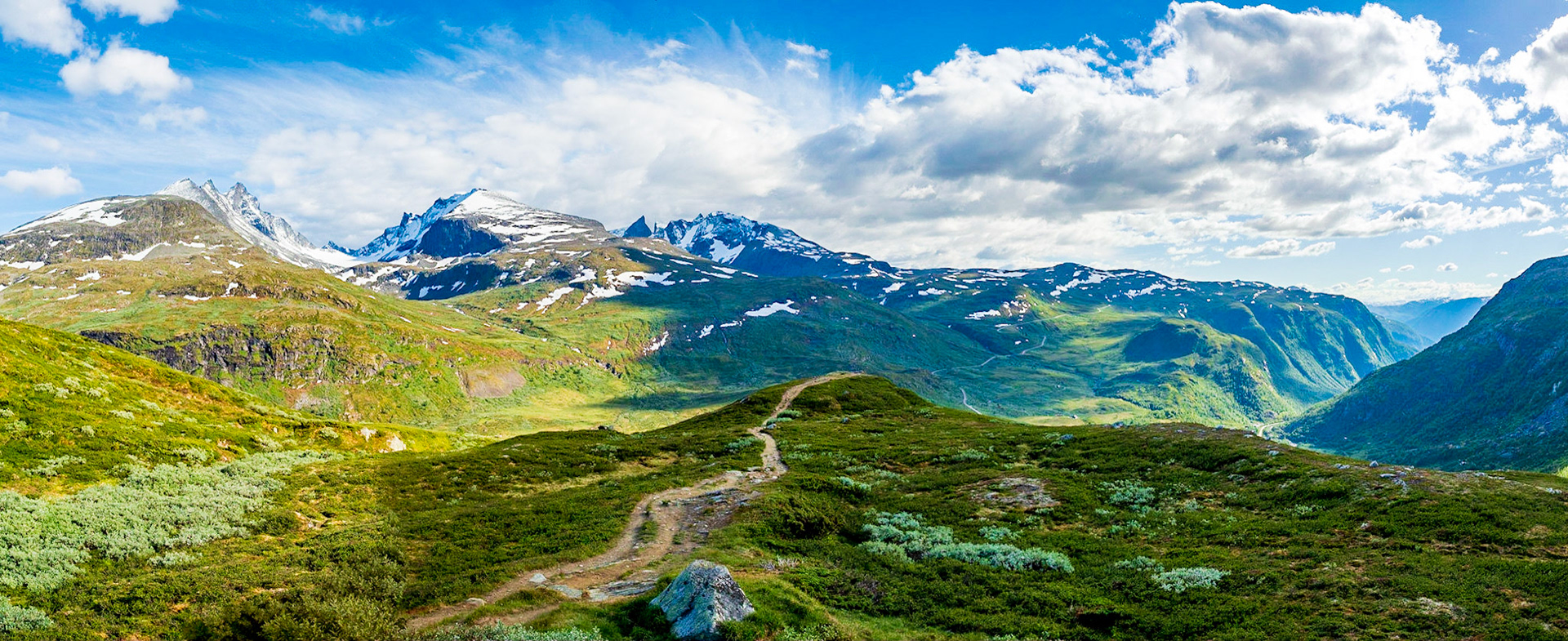Der Ausblick von der 55 in den Jotunheimen Nasjonalpark mit den wohl höchsten Bergen Norwegens (laut eines Einheimischen)

The view from the 55 into the Jotunheimen Nasjonalpark with the highest mountains in Norway (based on a native who told me there)