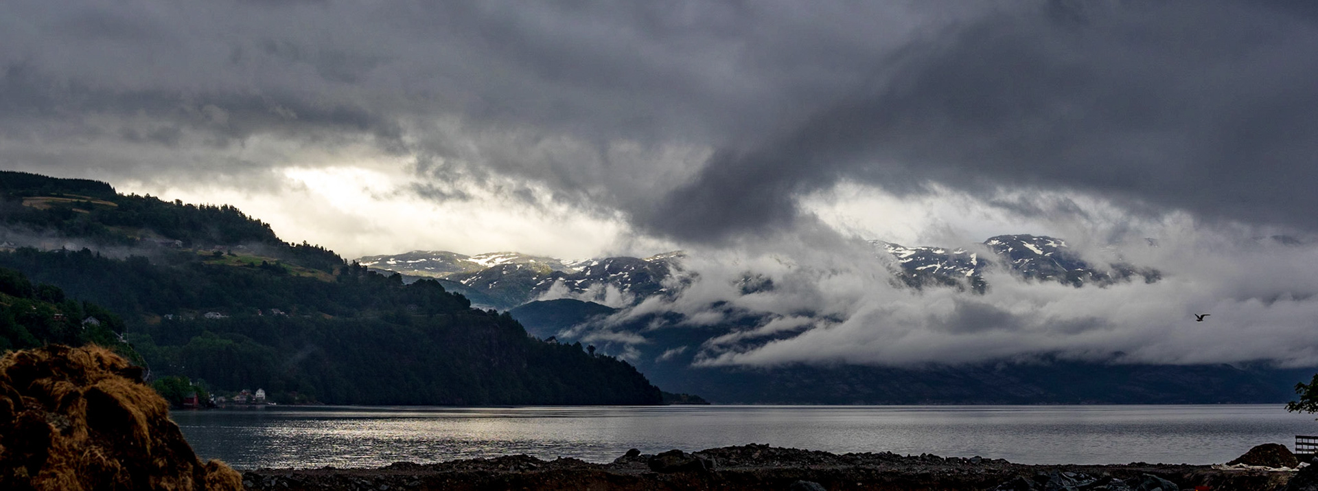 Schlechtes Wetter ist gutes Foto-Wetter. An einem Tag an dem wir dachten es hört nicht mehr auf zu regnen in Norwegen riss es plötzlich kurz auf

Bad weather is good photo weather. On a rainy day when we already thought I would never stop the sky was clearing for a few moments