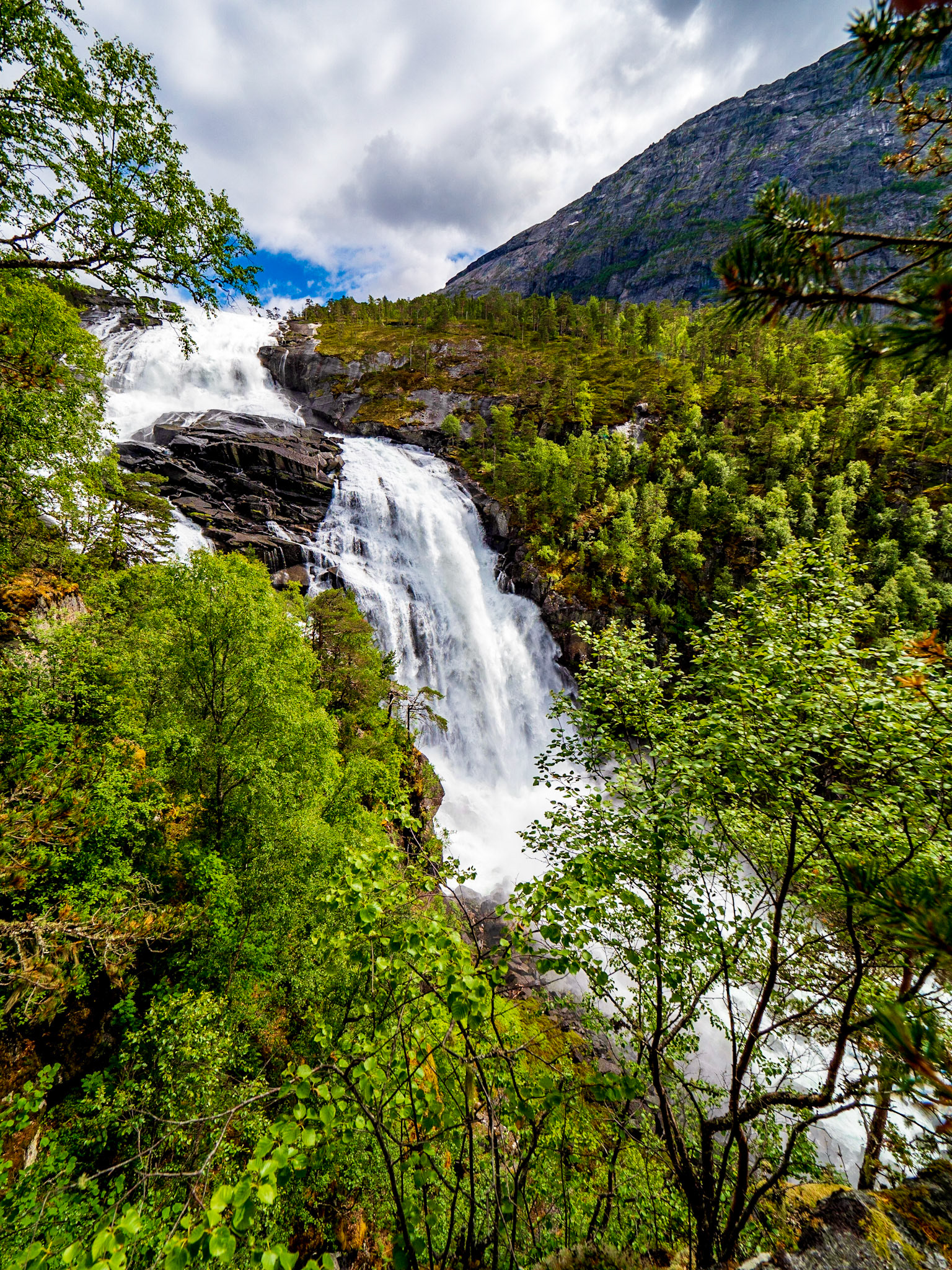 Ein weiteres Bild des Nyastølfossen als wir fast auf gleicher Höhe waren. Juni 2018

Another picture of Nyastølfossen when we were almost level with it. June 2018