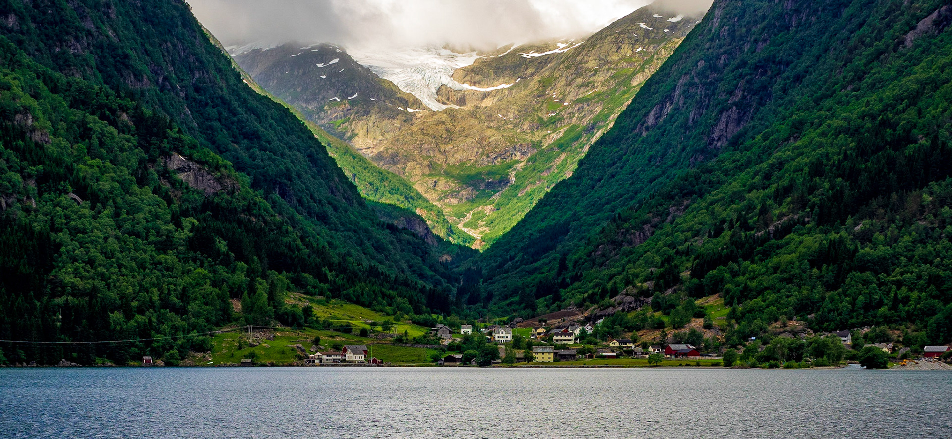Blick auf den Buer Gletscher in der Nähe von Odda im Juni 2018

View to the Buer Glacier near Odda in June 2018