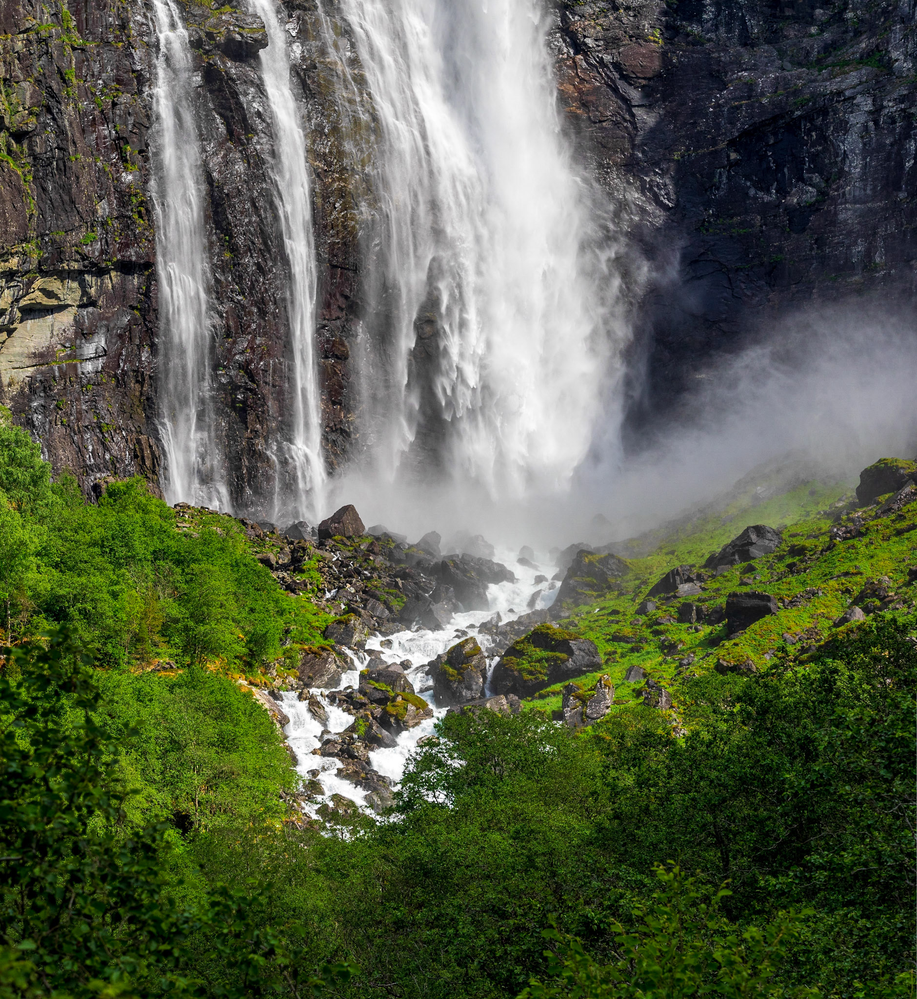 Der Feigefossen ist mit 218m der zweithöchste nicht regulierte Wasserfall in Norwegen. Hier eine Detailaufnahme von unten

Feigefossen is with 218m the second highest not regulated waterfall in Norway. Here a detail-photo from the bottom.