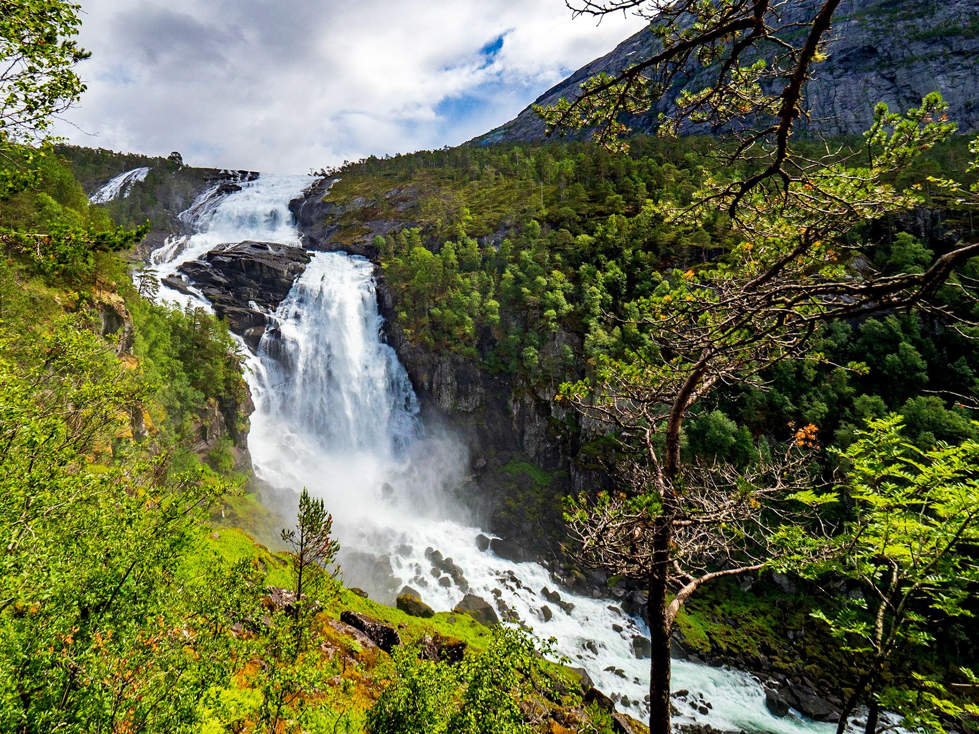 Ein weiteres Bild des Nyastølfossen als wir fast auf gleicher Höhe waren. Juni 2018

Another picture of Nyastølfossen when we were almost level with it. June 2018