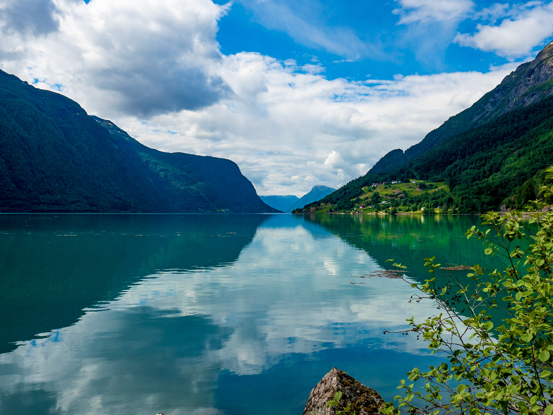 Traumhafte Aussicht auf den Lustrafjorden in Norwegen

Fabulous view to to the Lustrafjorden in Norway