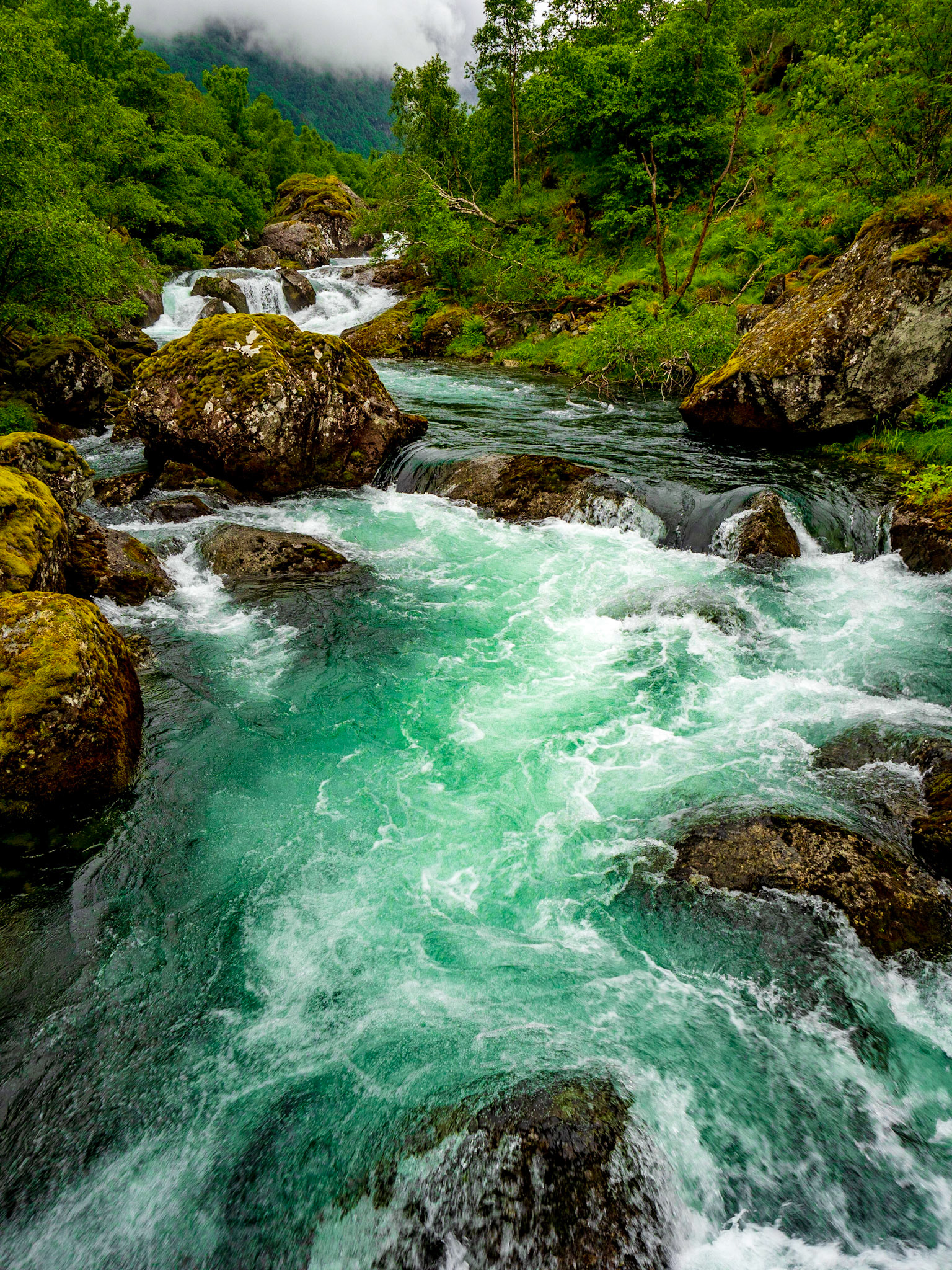 Auftstieg zum Bondhusvatn ein Gletschersee des Folgefonna in Norwegen. Eine tolle Wanderung/Spaziergang immer an diesem schönen Bach entlang.

Ascend to Bondhusvatn a glacier lake of the Folgefonna in Norway. A nice hike always following this nice stream.