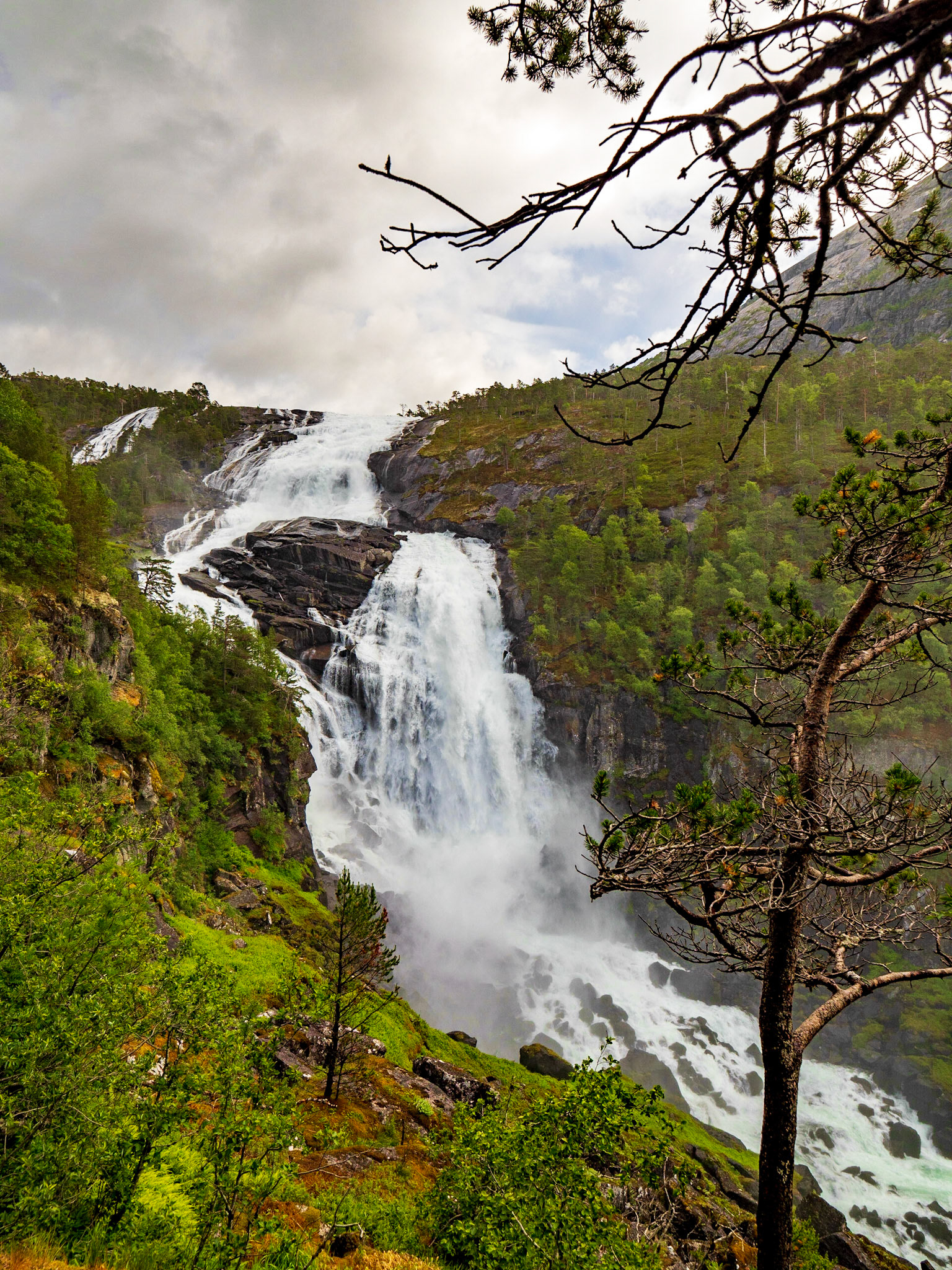 Eine der schönsten Wanderungen die wir in Norwegen gemacht haben - die 4 Wasserfall Tour. Hier der Nyastølfossen.

One of the best hiking tours we did in Norway - the 4 waterfalls. This one is Nyastølfossen.
